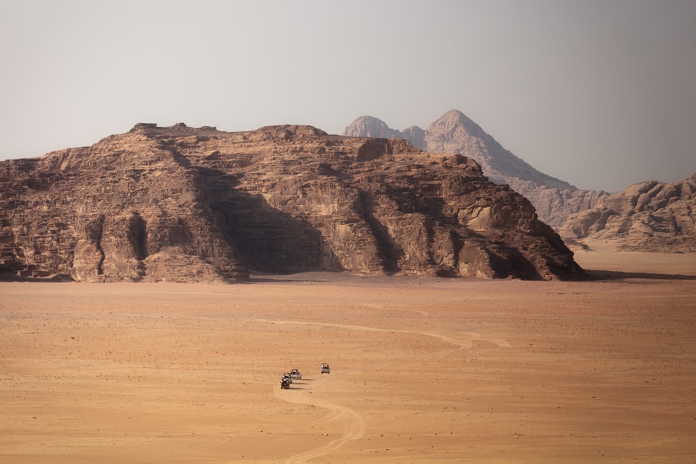 Un paysage désertique avec quelques personnes à moto