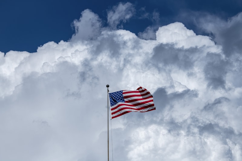 Flagge an einem Mast aus nächster Nähe