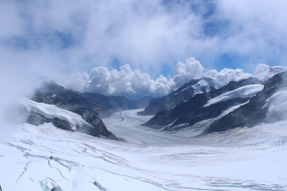 a snowy mountain range