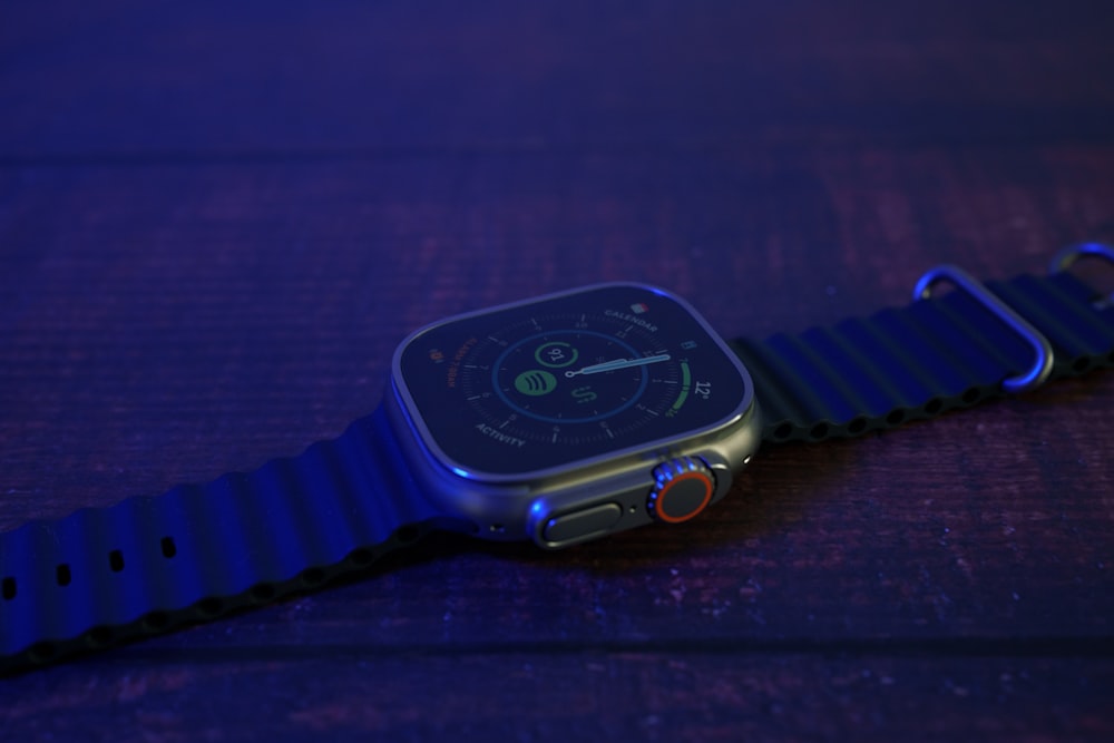 Un orologio su una superficie blu