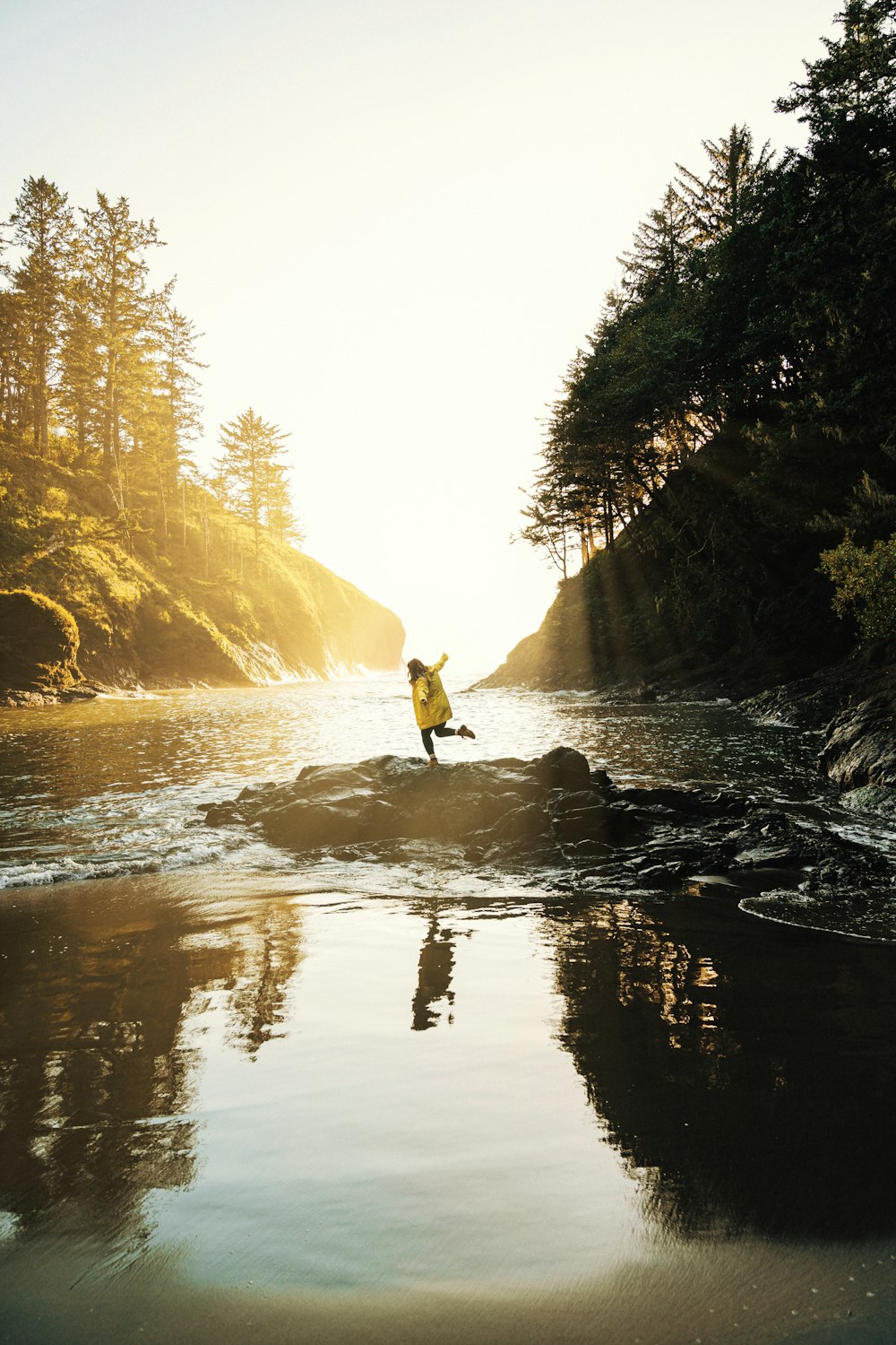 Eine Person, die ein Surfbrett in einem Fluss trägt