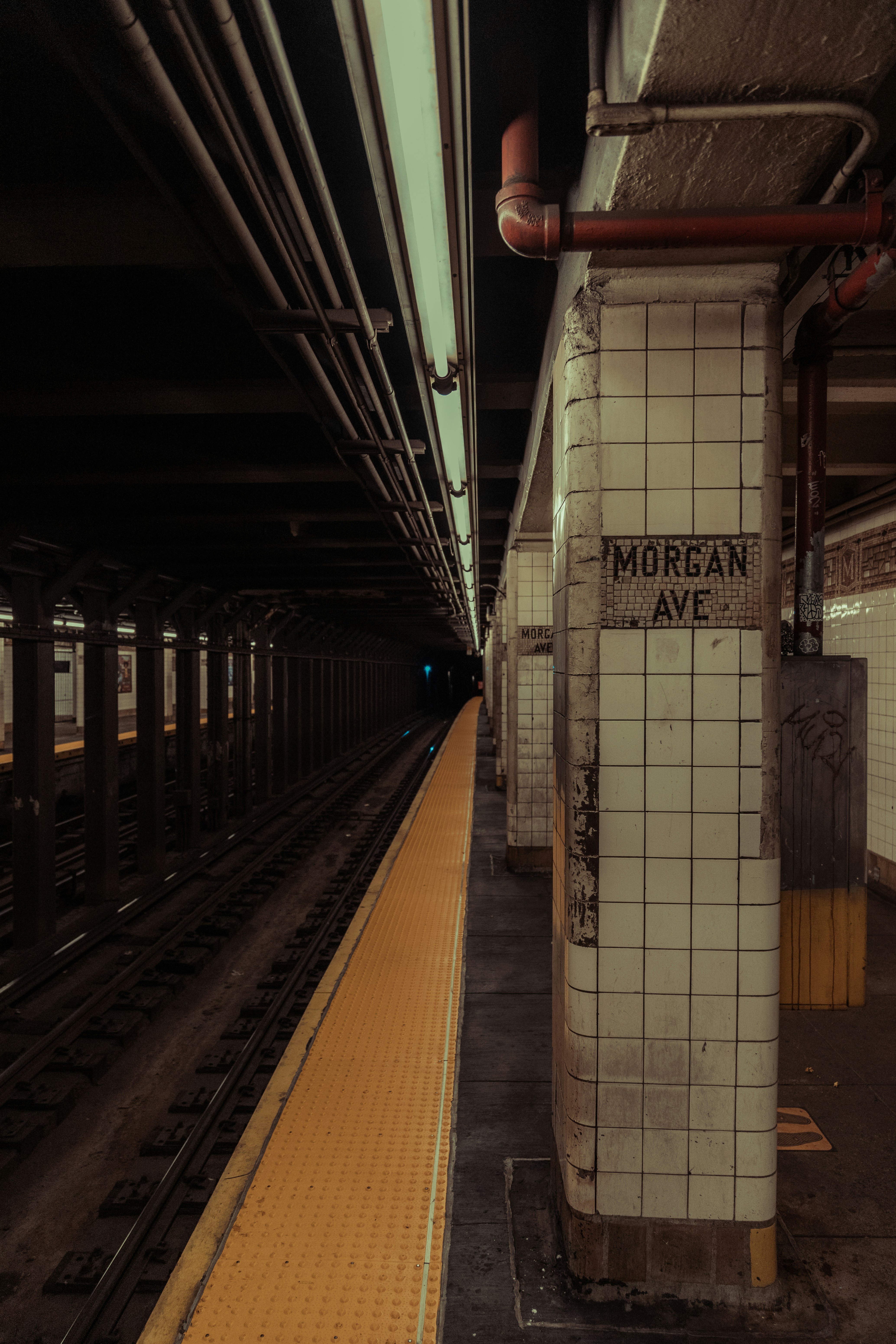 A train station with a yellow line photo – Free New york Image on Unsplash