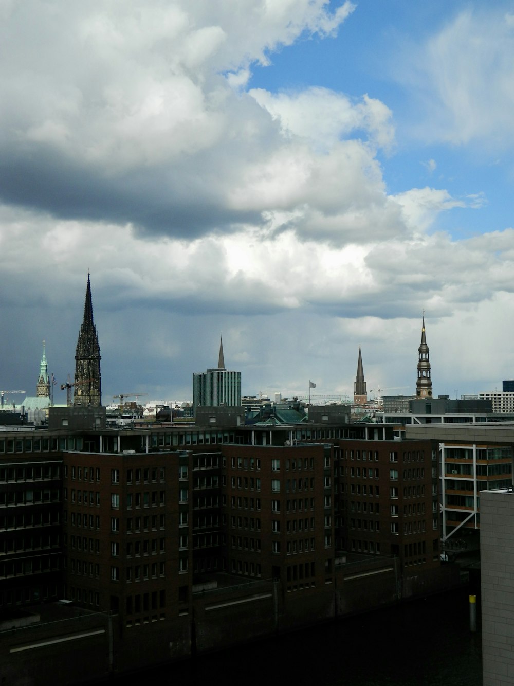 Eine Stadt mit hohen Gebäuden