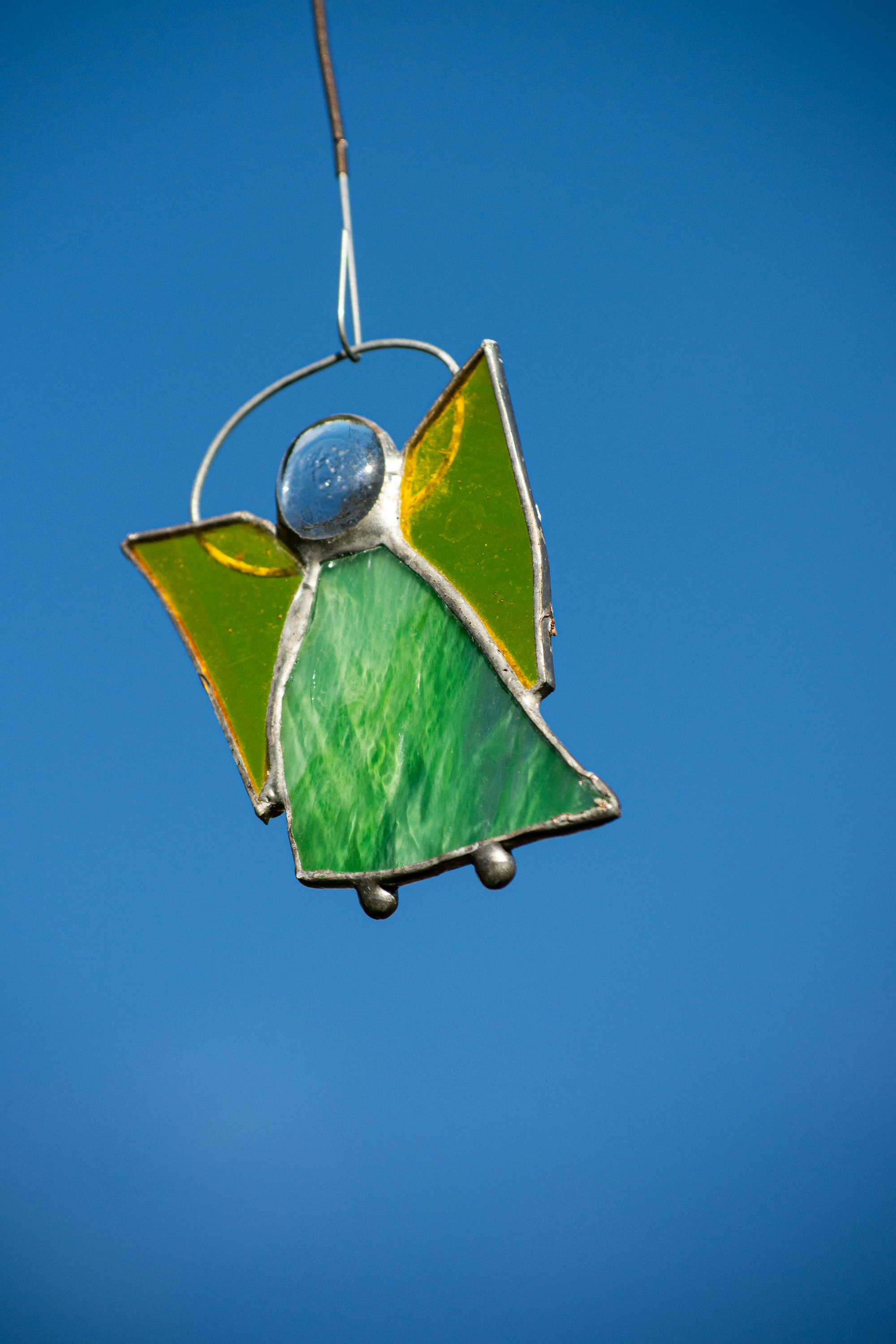 une mangeoire à oiseaux verte et or