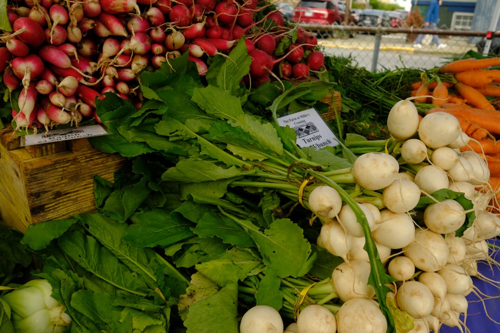 Un grupo de verduras en un mercado