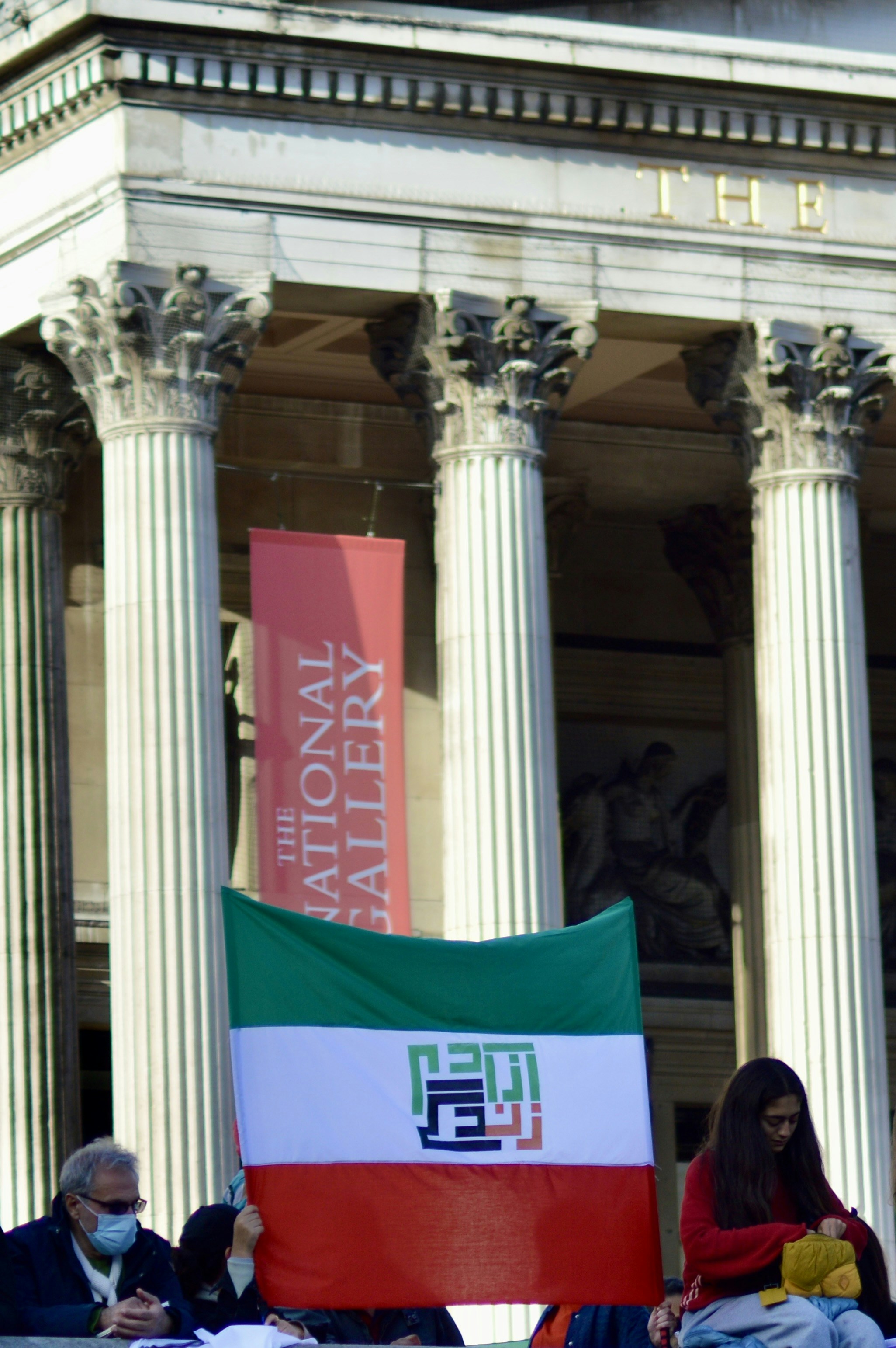 Bendera di depan gedung