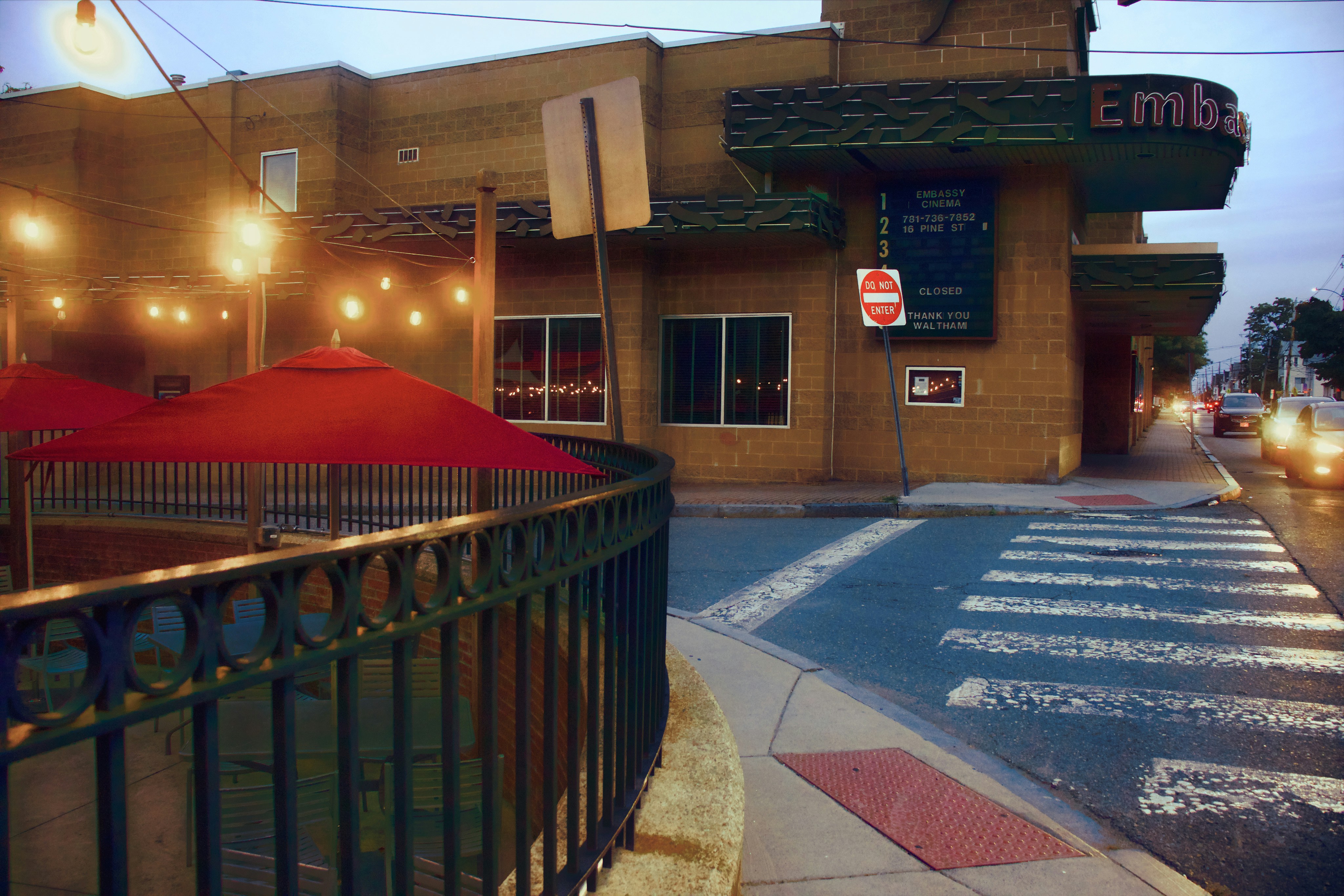 Glass staircase feature walls for stunning entryways Sunshine Coast Qld