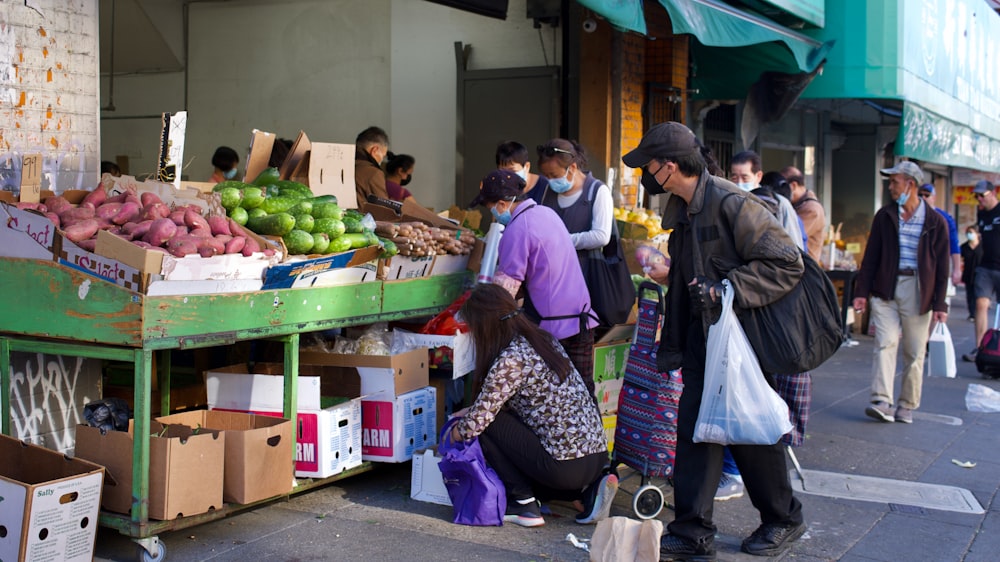 Gente comprando en un mercado