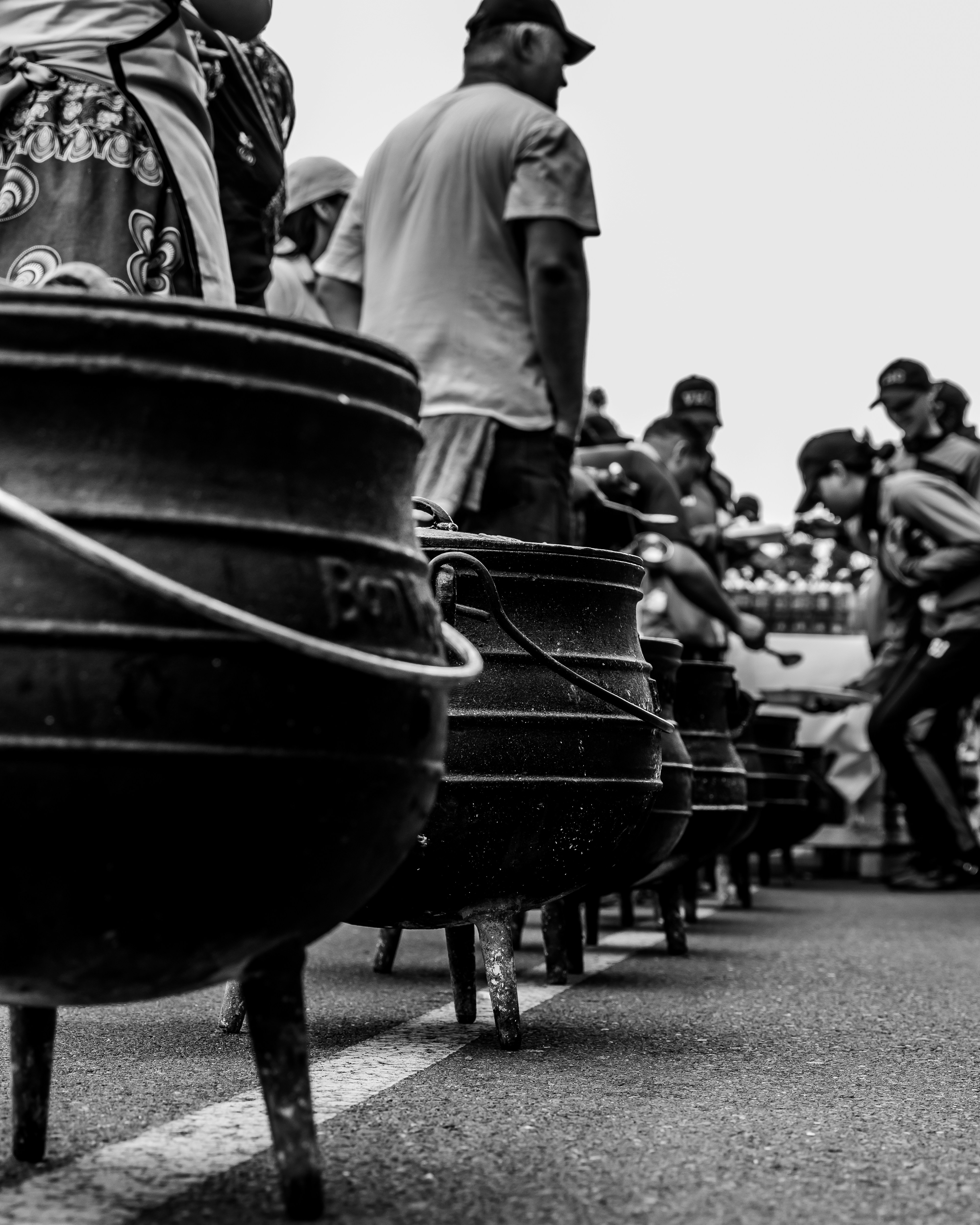 sekelompok orang berdiri di sekitar meriam besar