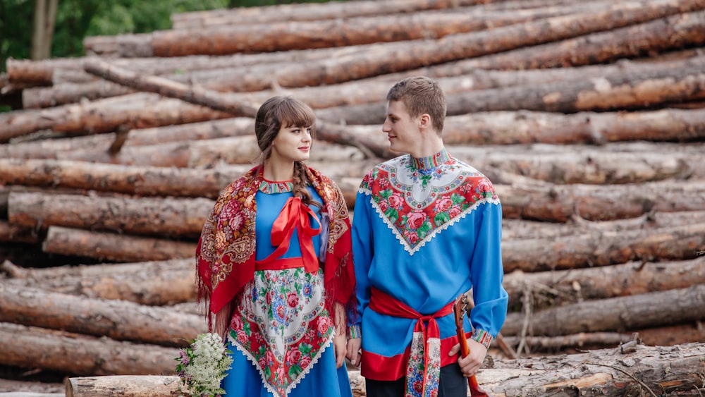 전통 의상을 입은 남자와 여자