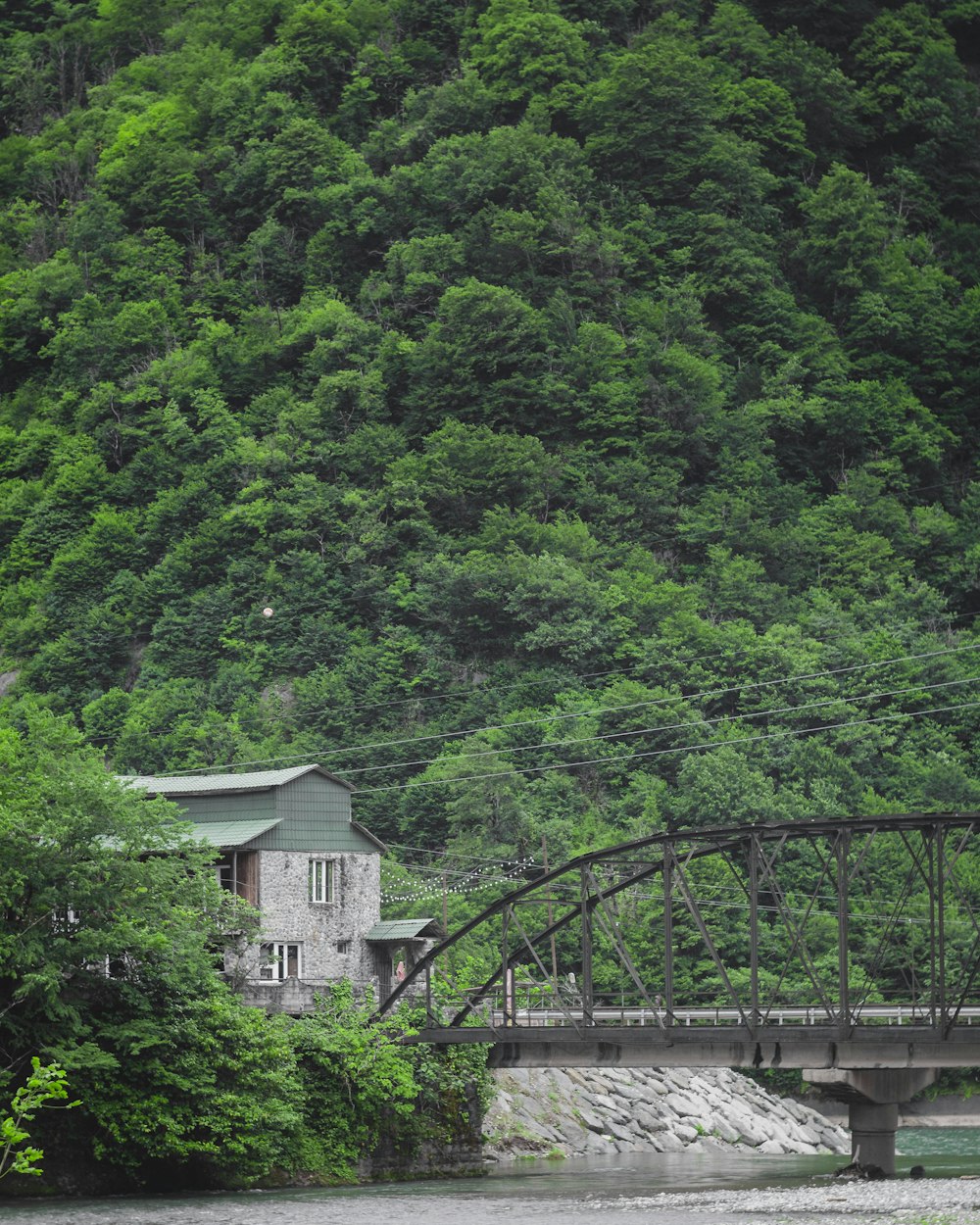 uma ponte sobre um rio