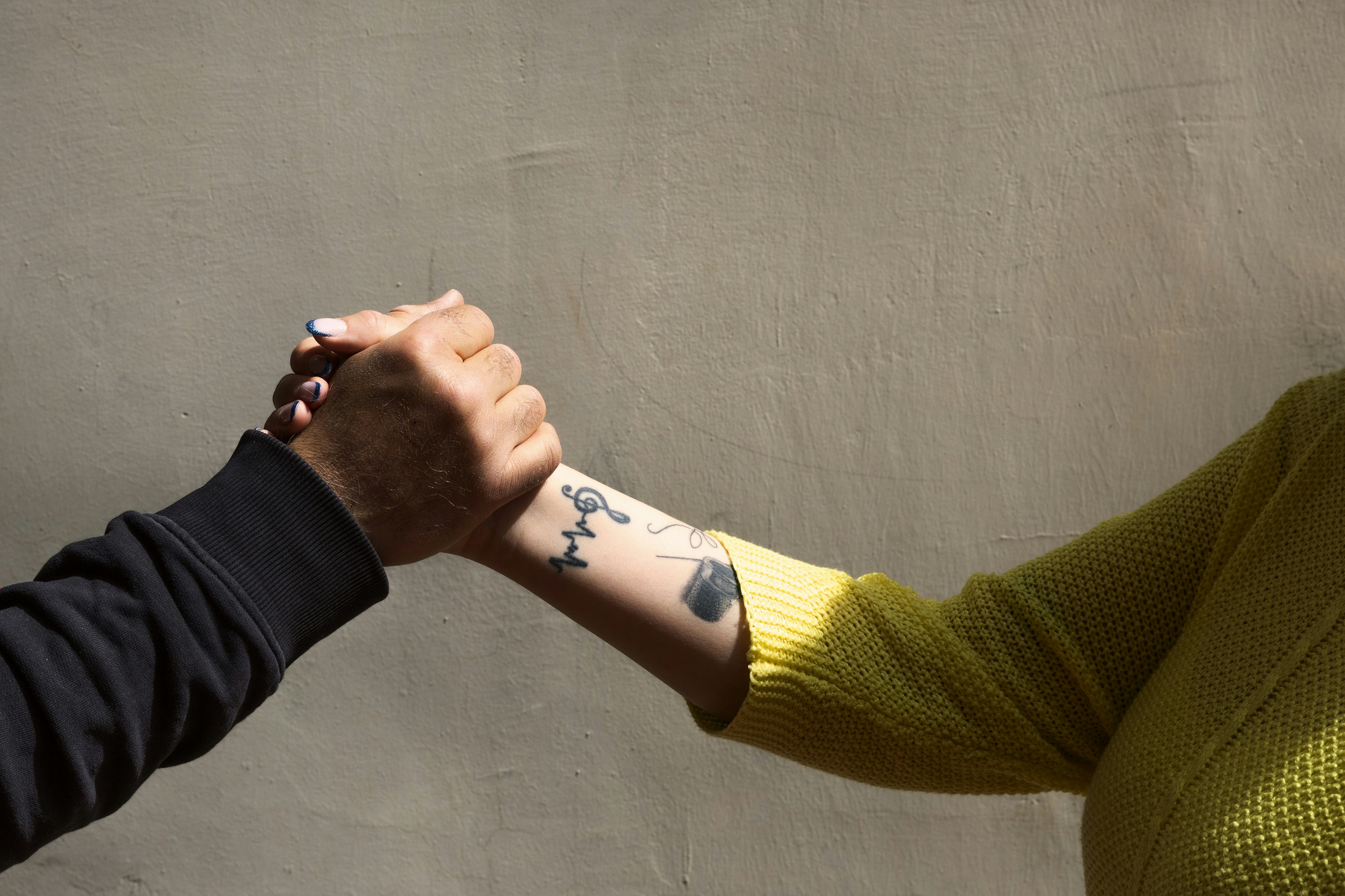 les mains d’une personne avec des tatouages