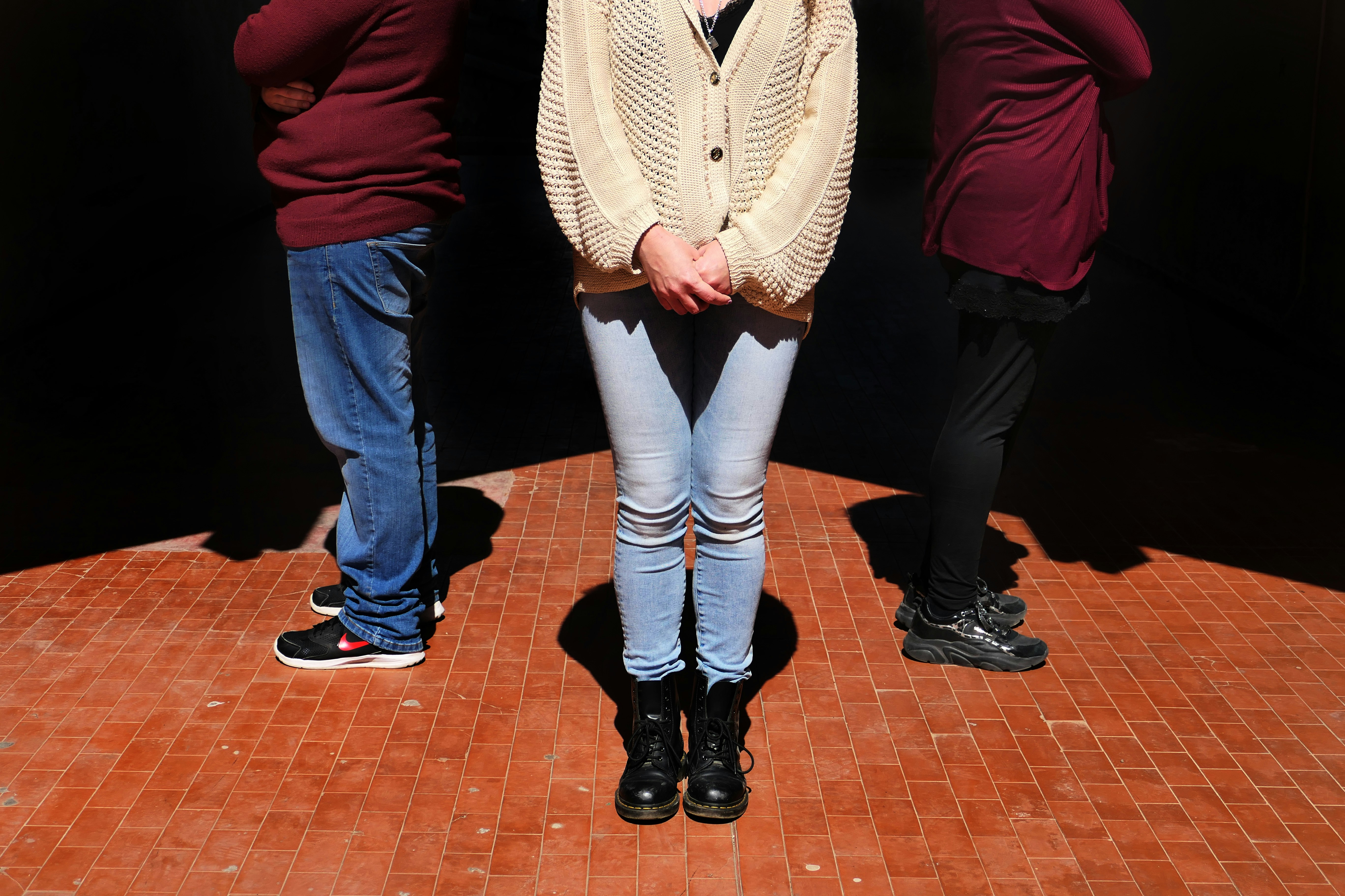 une personne portant une veste et un jean