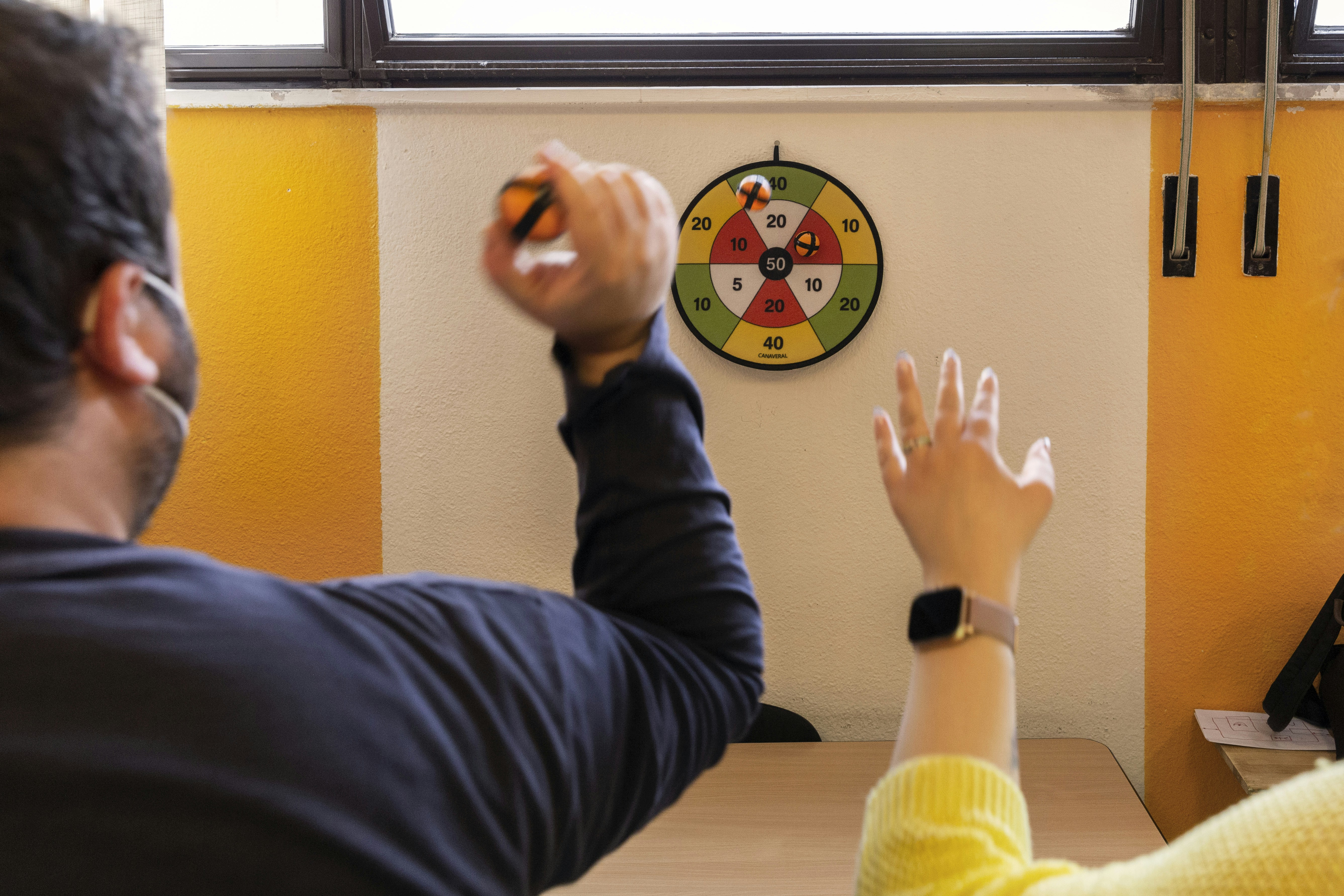 Un homme dessinant sur un tableau blanc