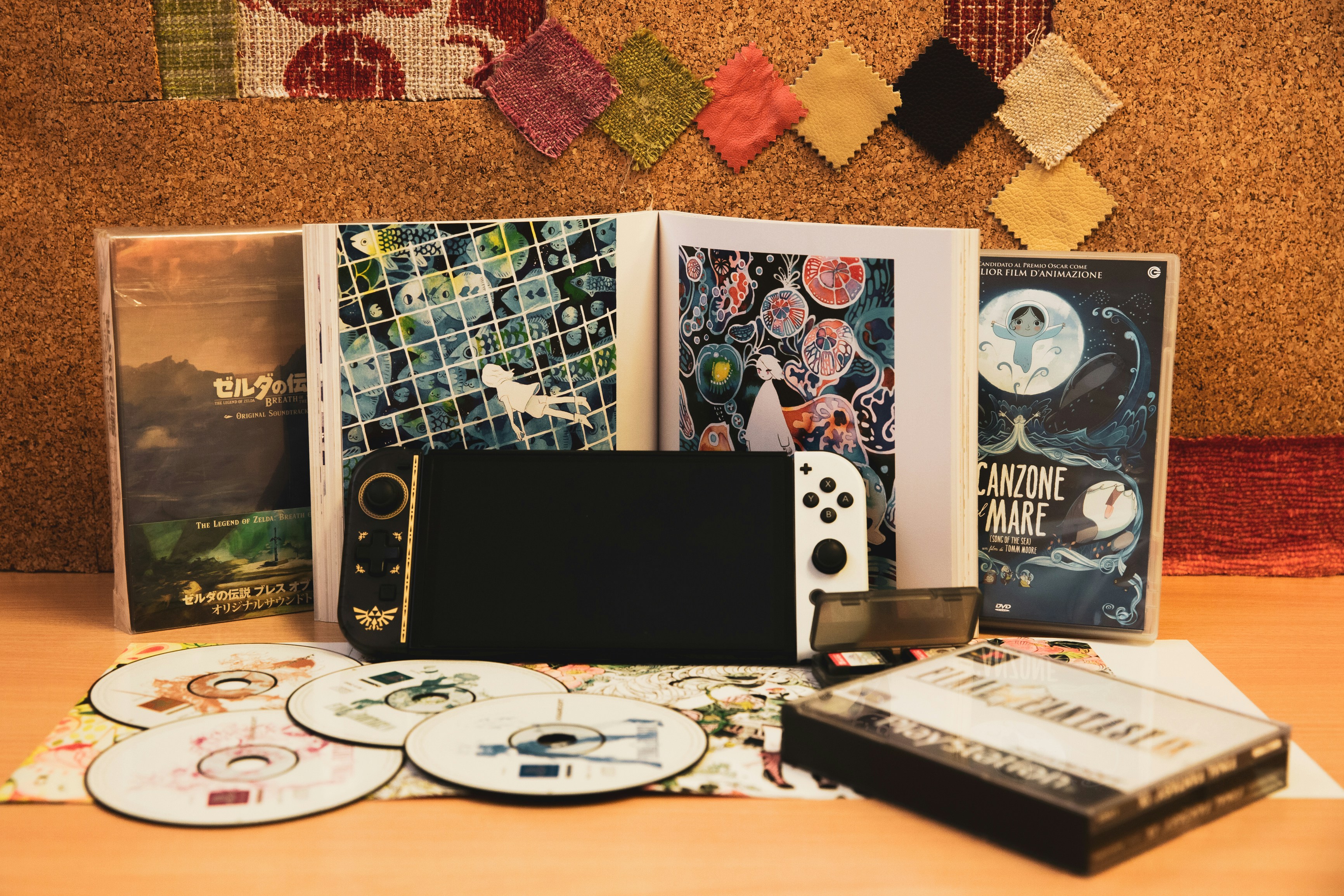 un groupe de boîtes sur une table