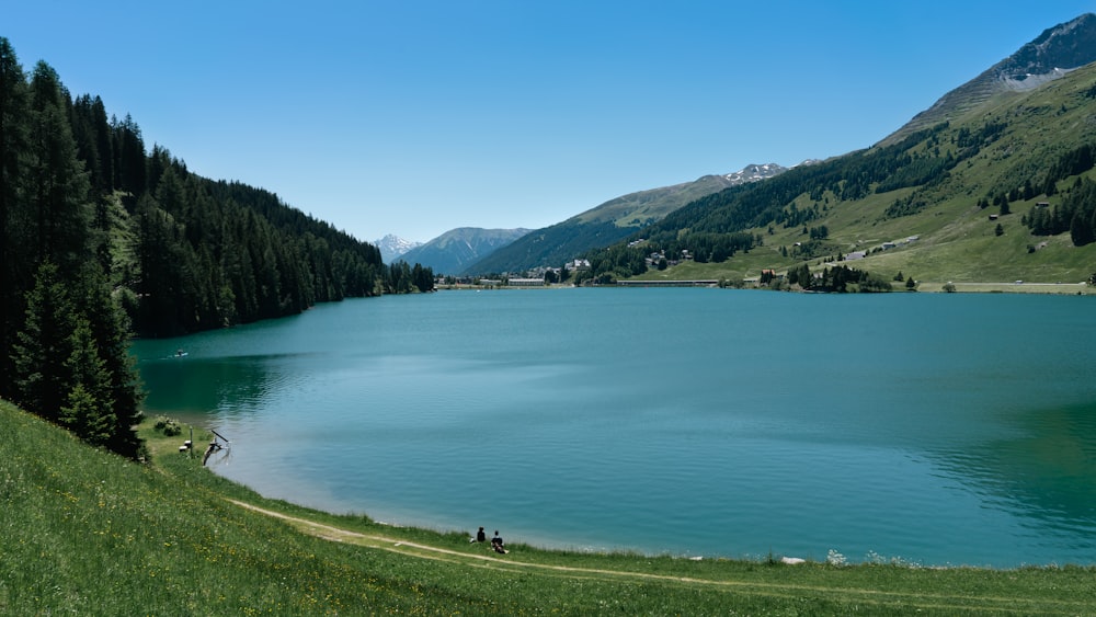Ein See umgeben von Bergen
