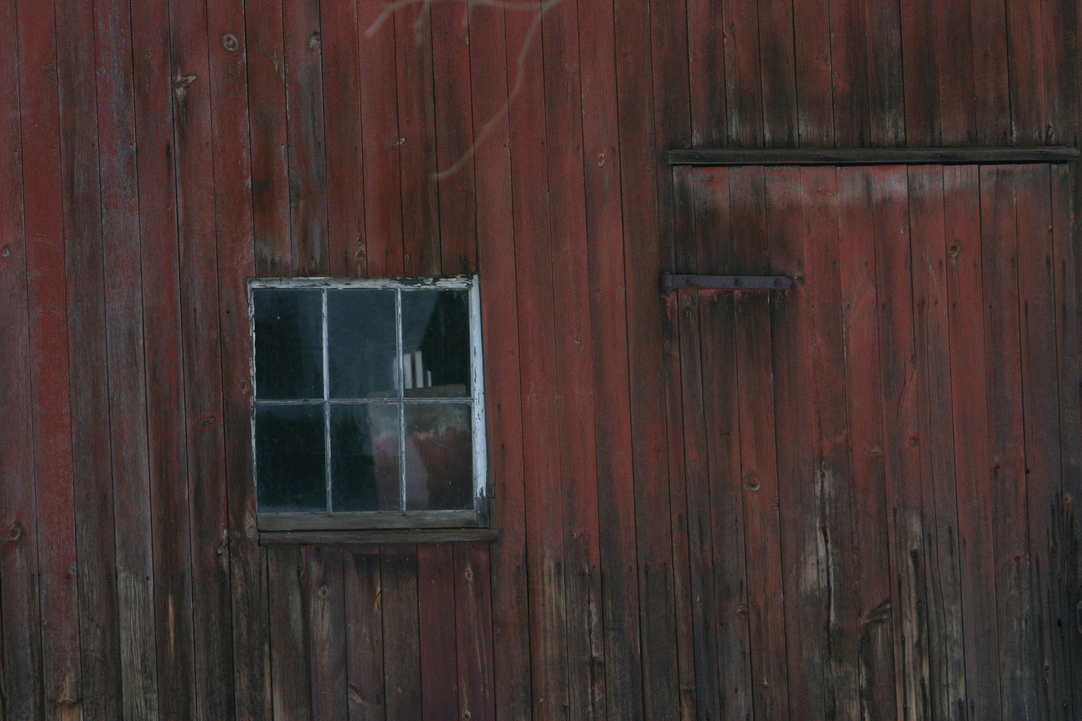 una finestra in un edificio di legno