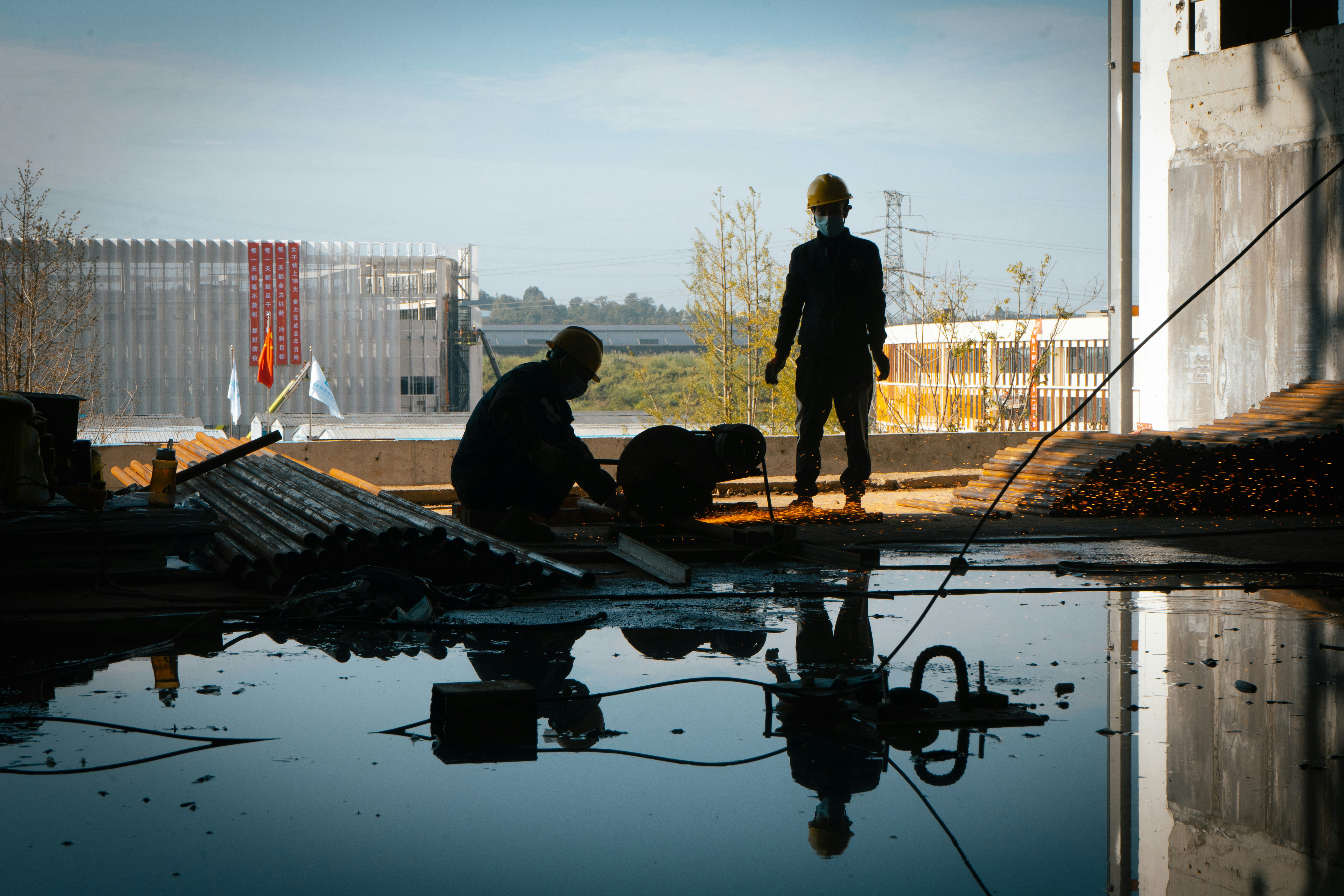 Quelques hommes travaillant sur un bâtiment