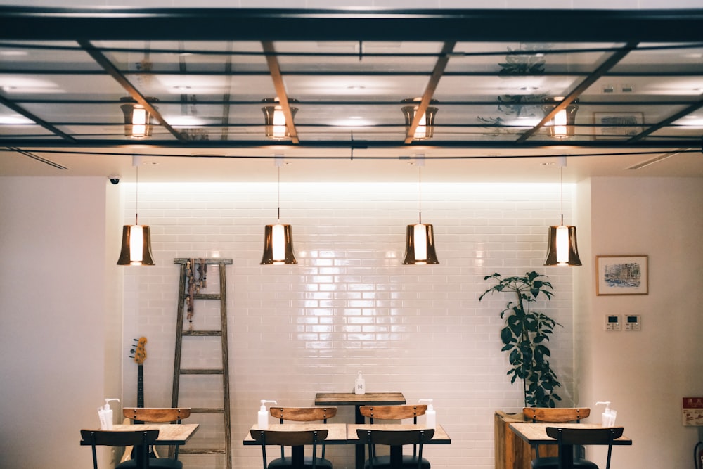 une salle avec tables et chaises