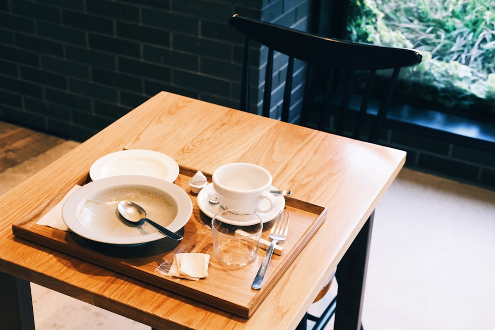 una mesa con un par de tazas y platillos