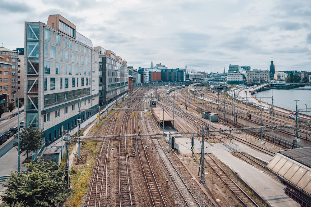 Vías de tren al lado de una ciudad