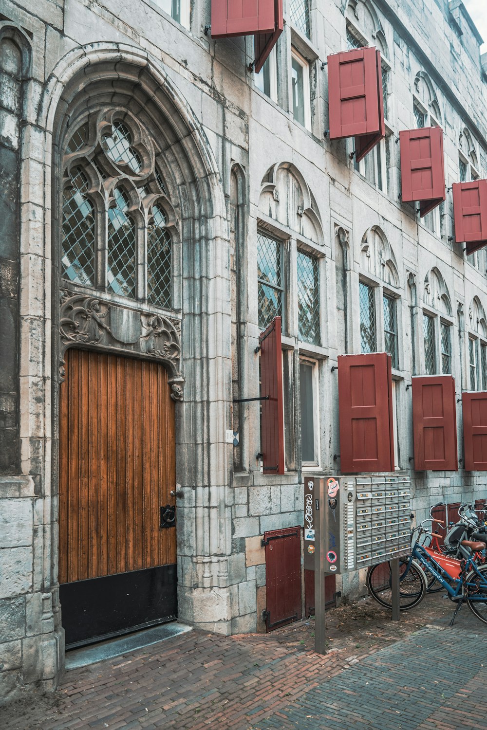 un bâtiment avec une grande porte