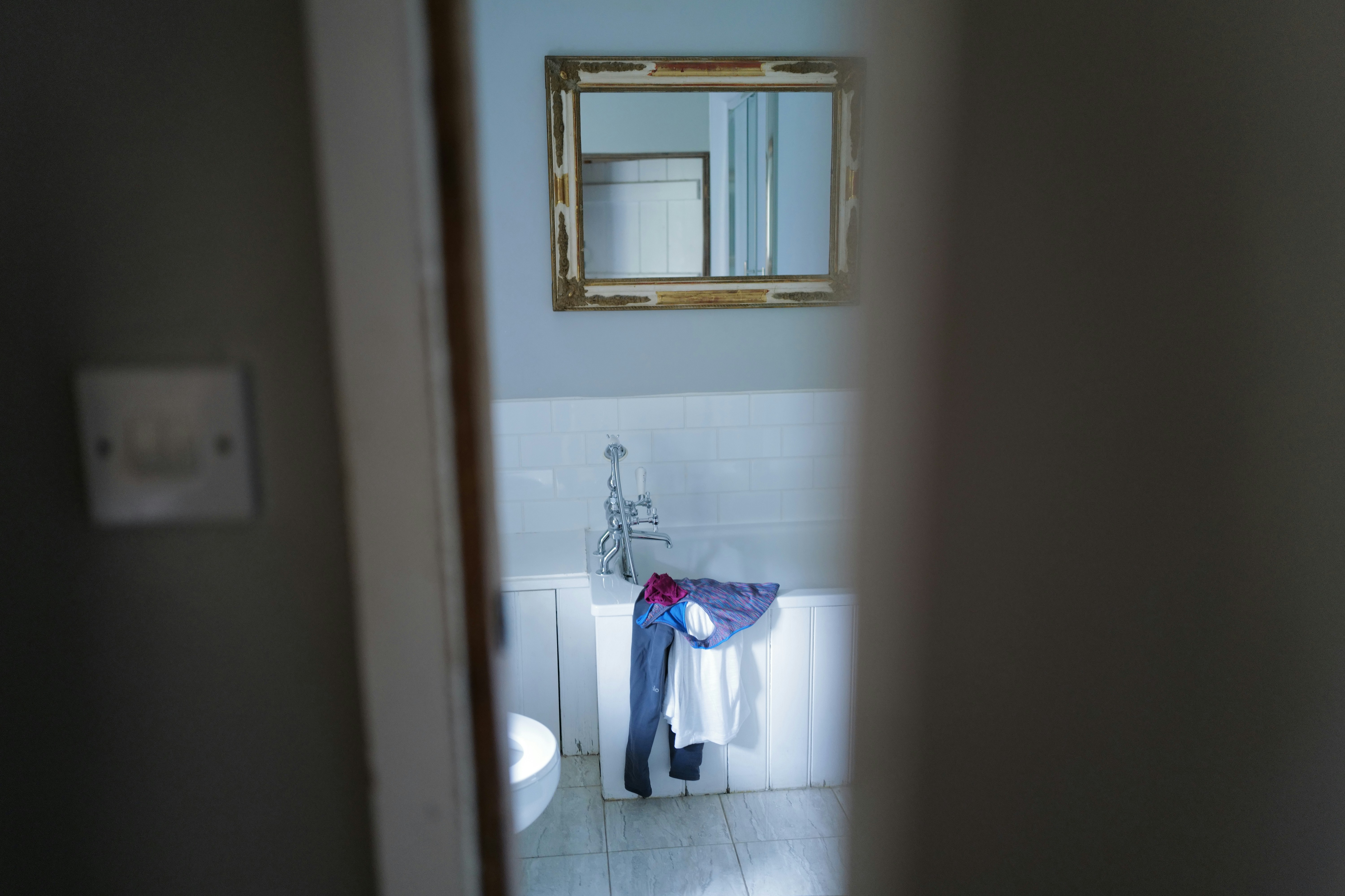 uma casa de banho com um espelho e um lavatório