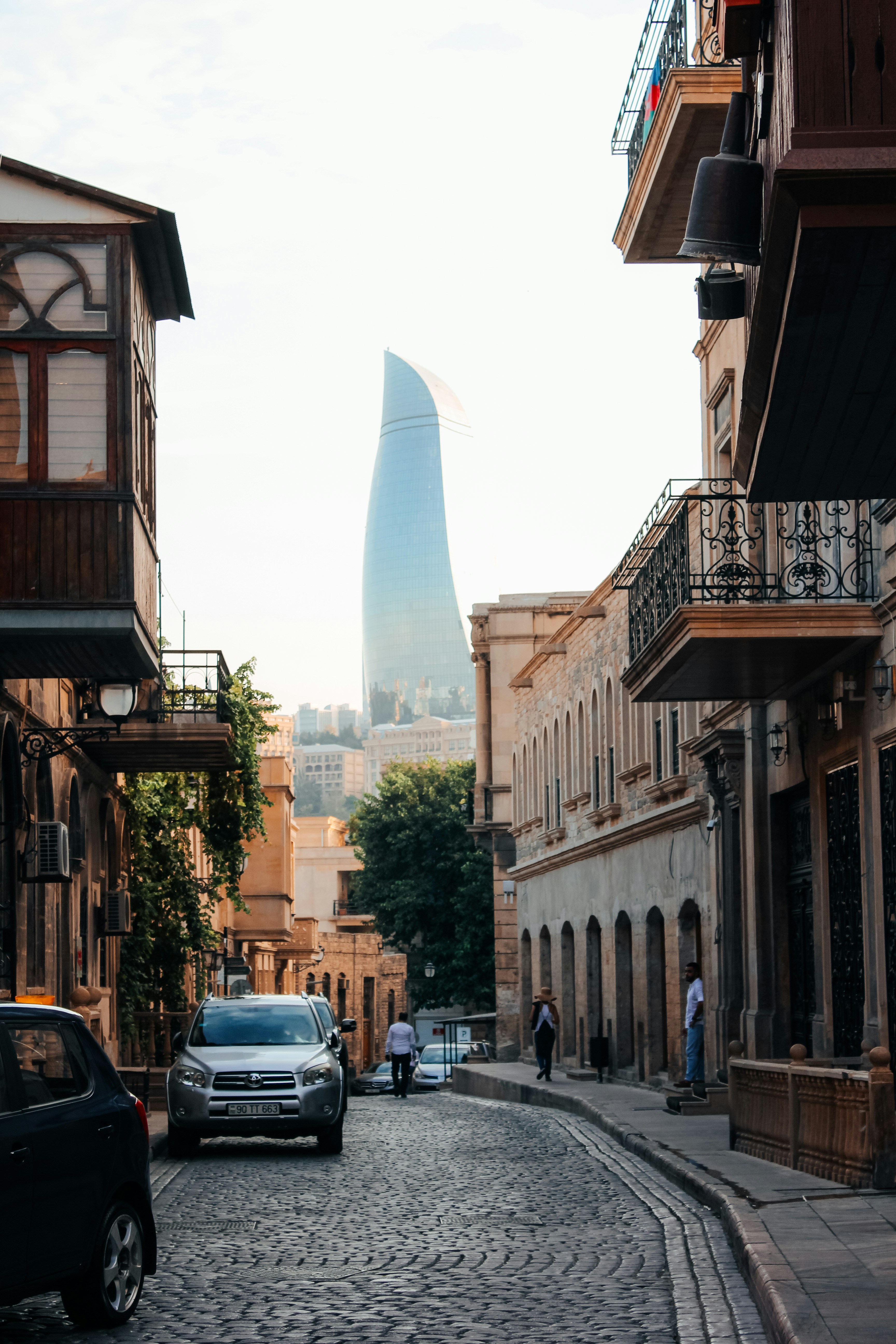 una calle con coches y edificios a ambos lados de ella