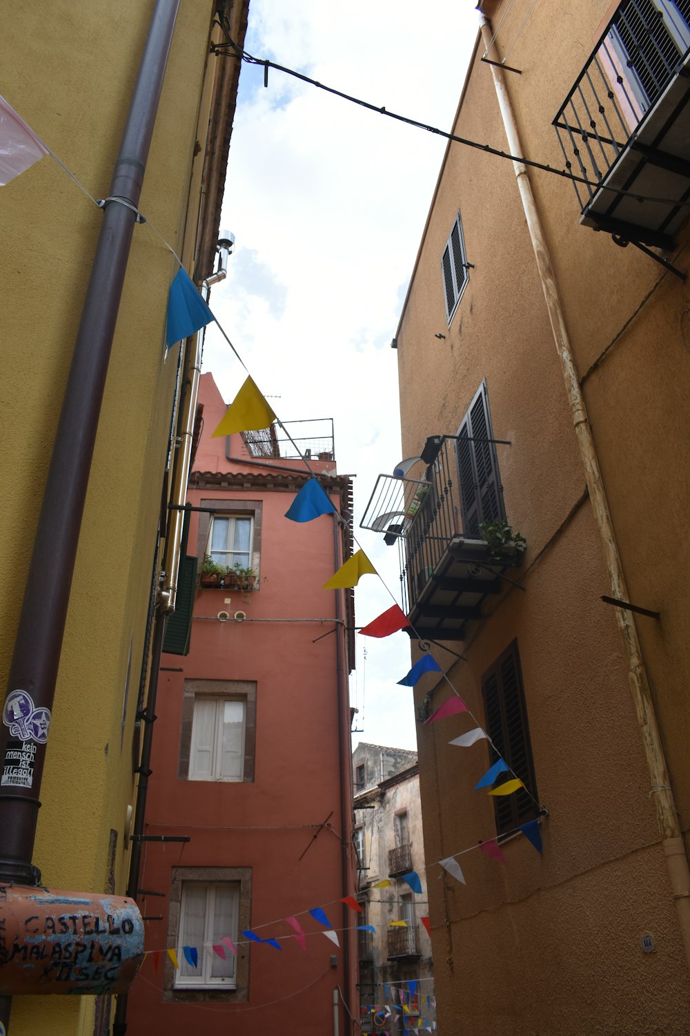 uma fileira de edifícios com bandeiras