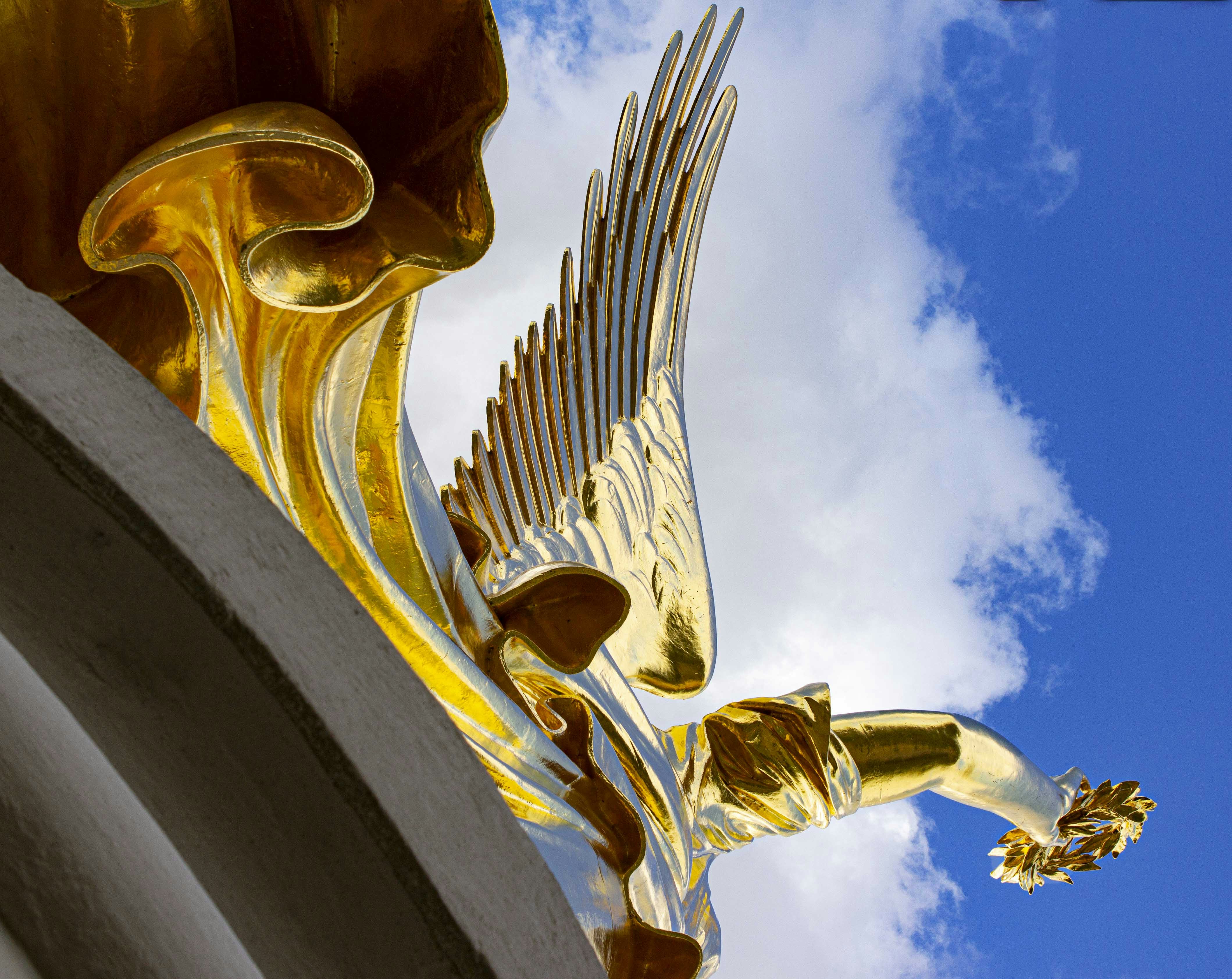 Un primer plano de una estatua