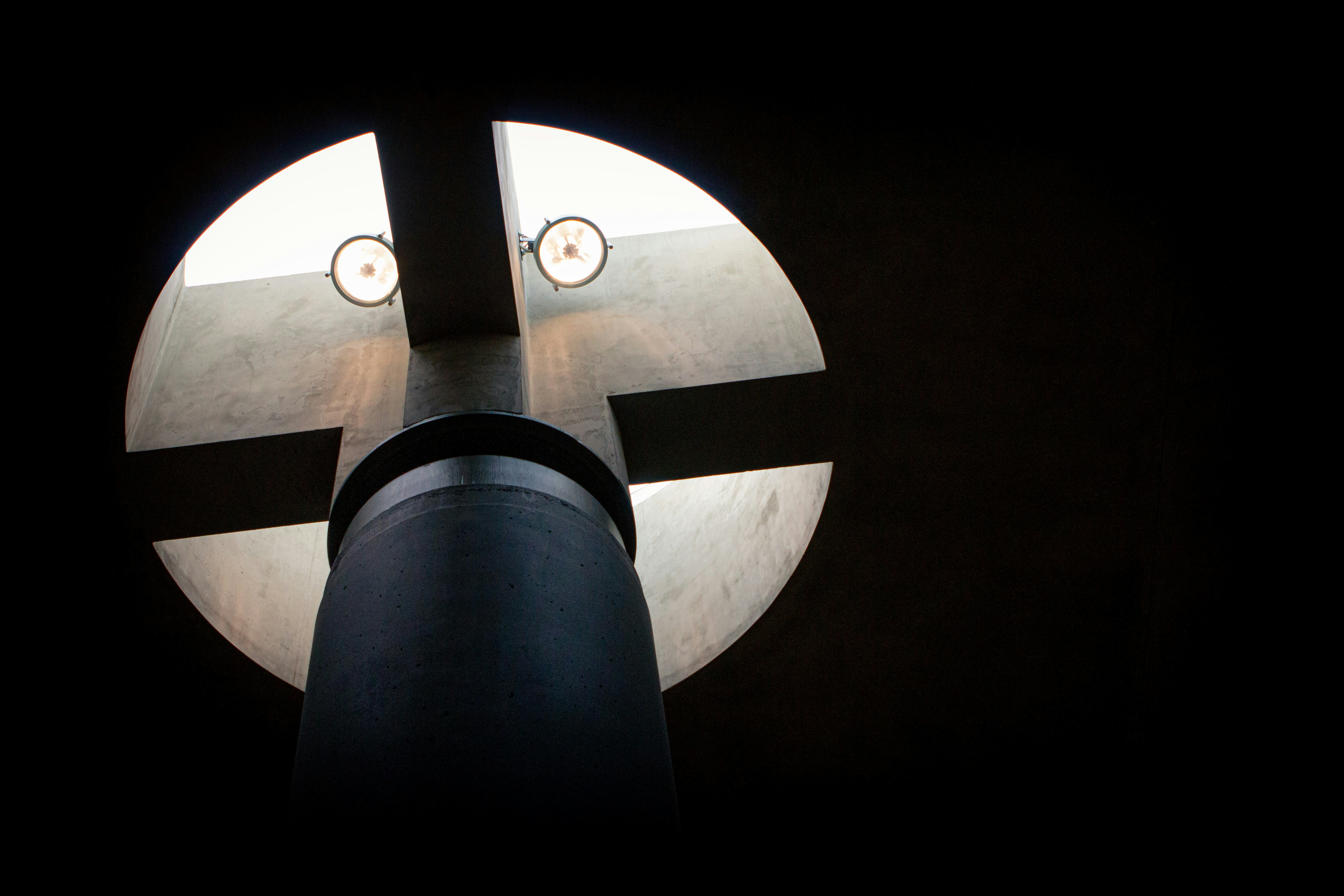 Un personaje de dibujos animados en blanco y negro