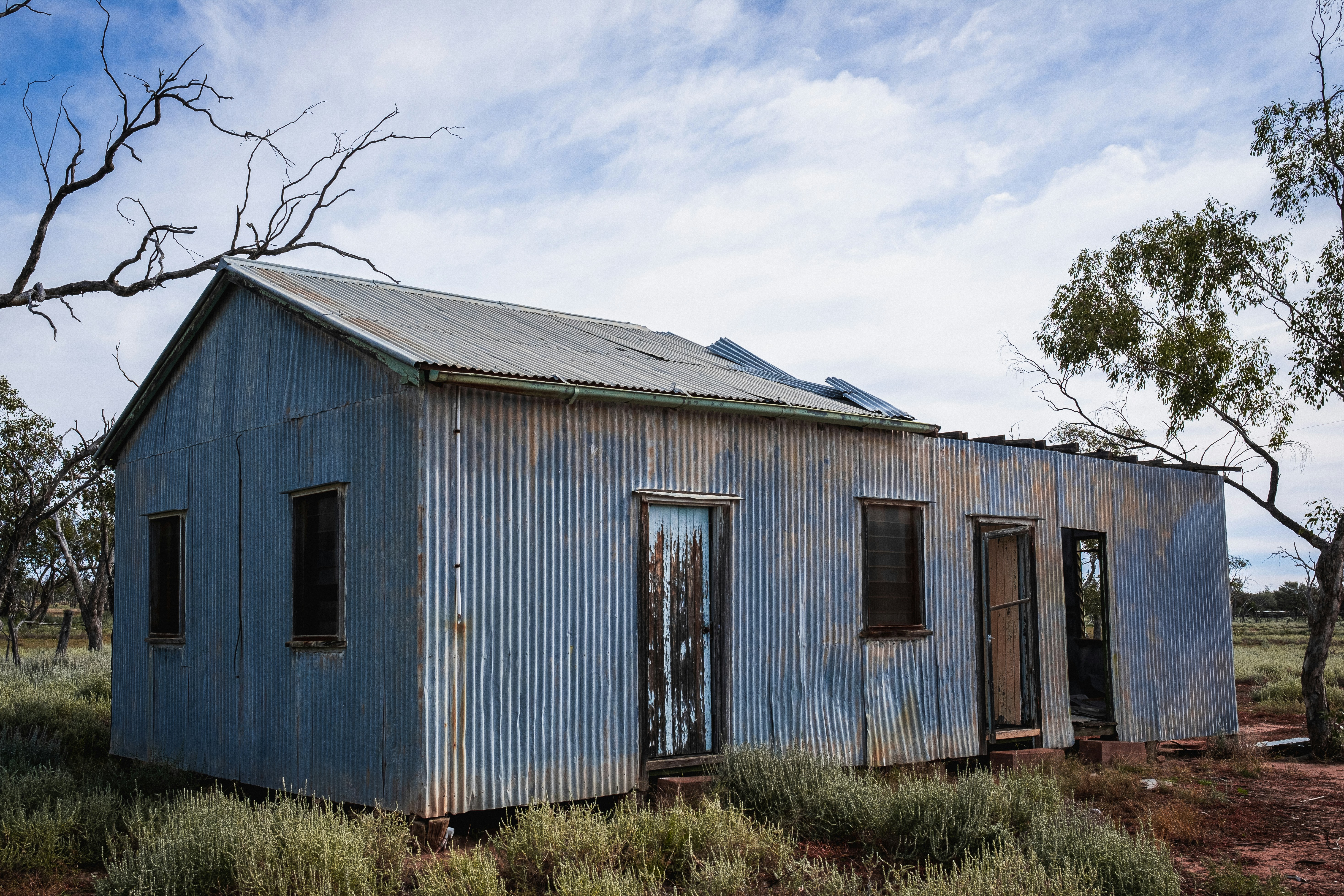 Une maison bleue avec des fenêtres