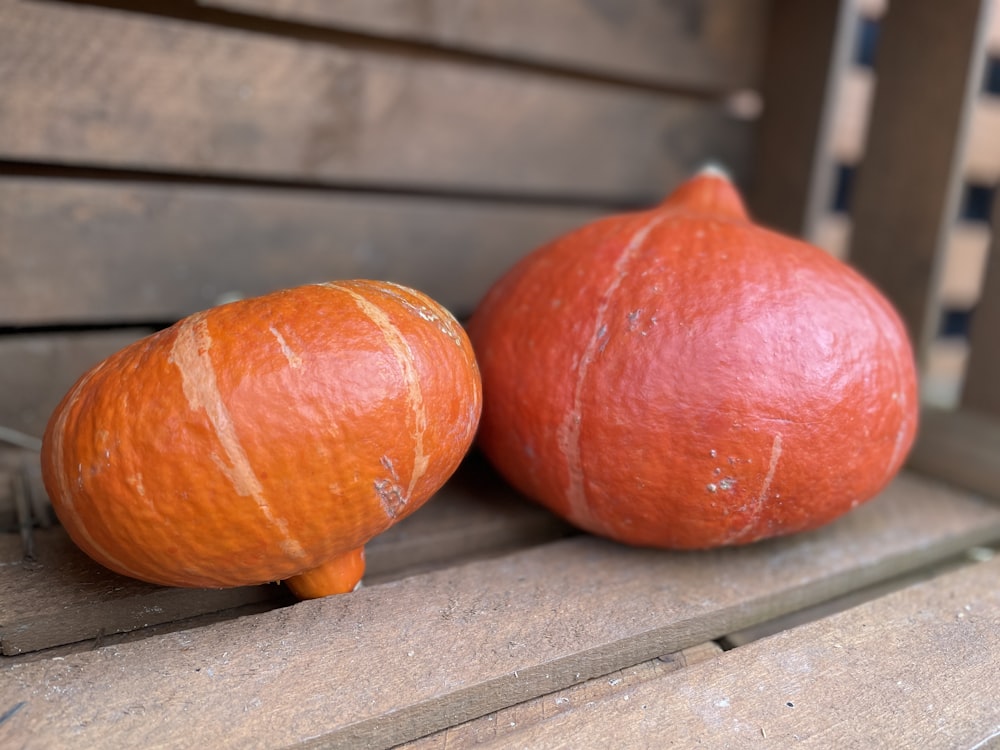 un paio di pomodori rossi