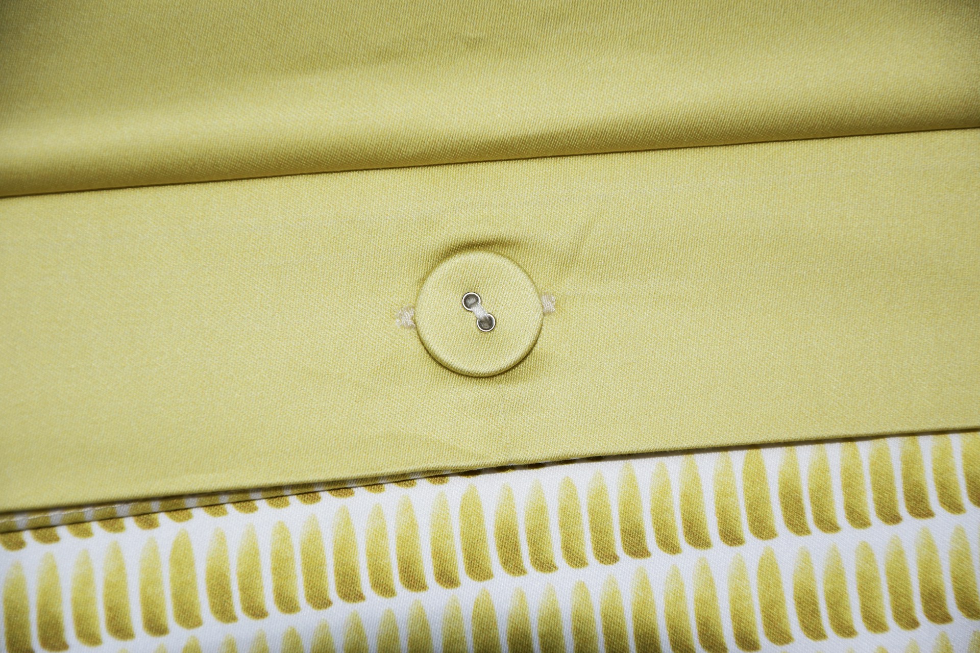 gray computer monitor