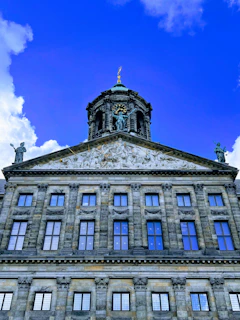 Détail architectural Palais Royal coque girouette symbolisme maritime Amsterdam bateau kogge