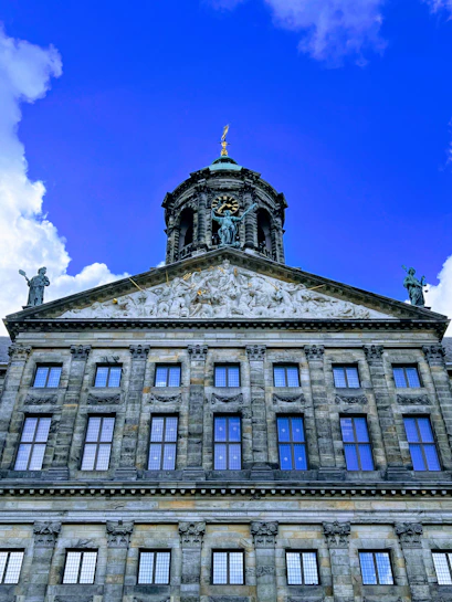 Détail architectural Palais Royal coque girouette symbolisme maritime Amsterdam bateau kogge