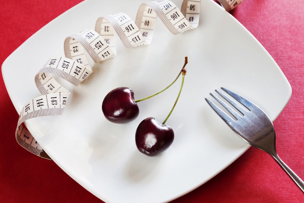 Un plato con comida y un tenedor