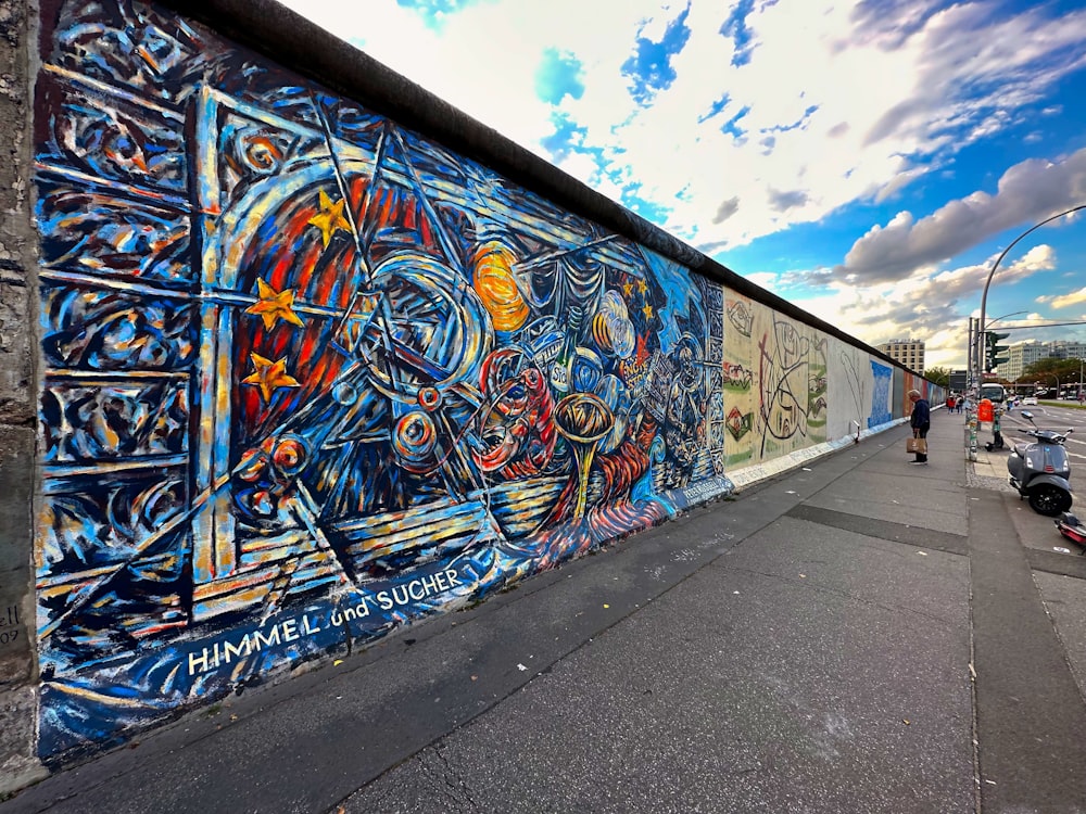 Eine Wand mit Graffiti
