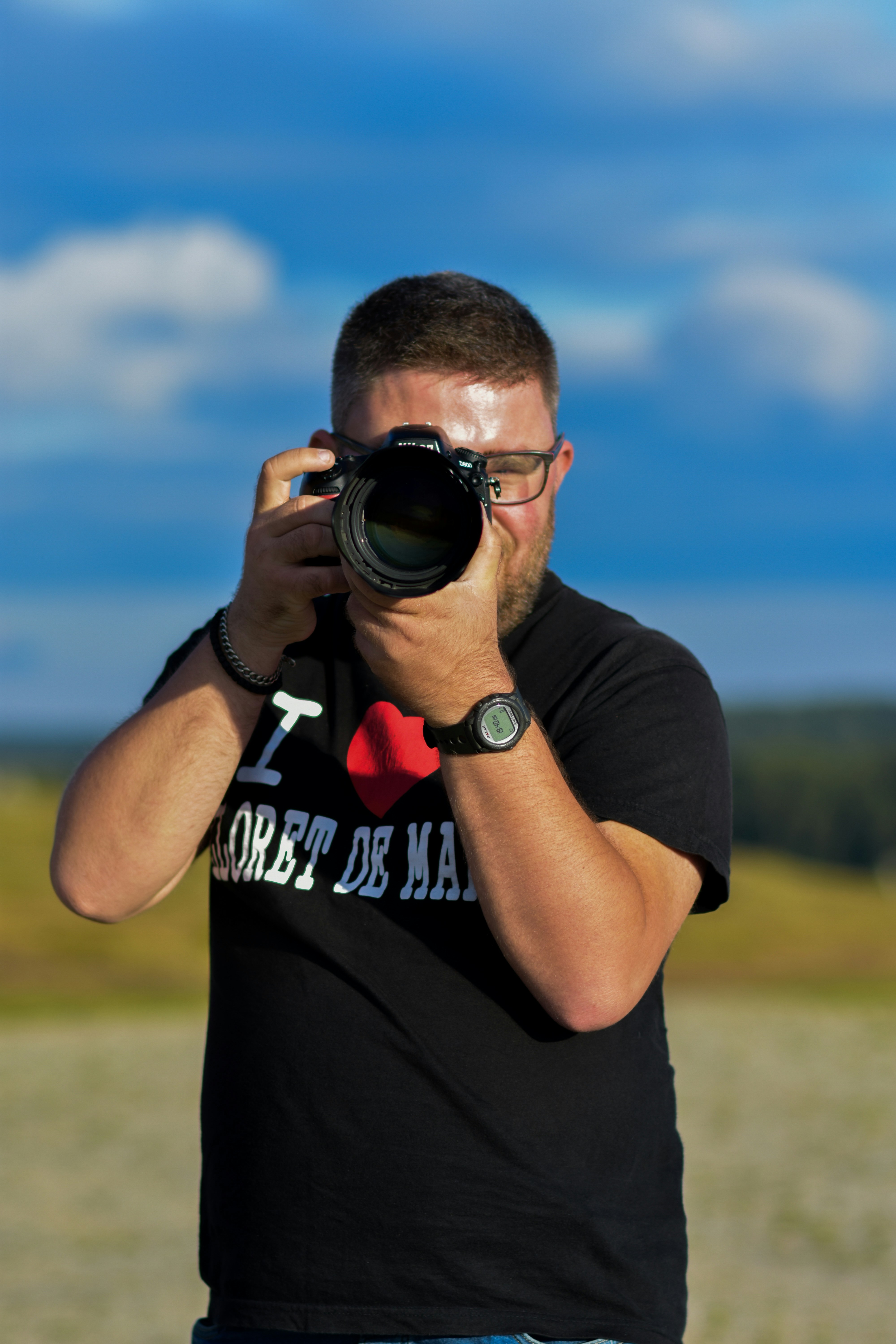 Un homme tenant un appareil photo