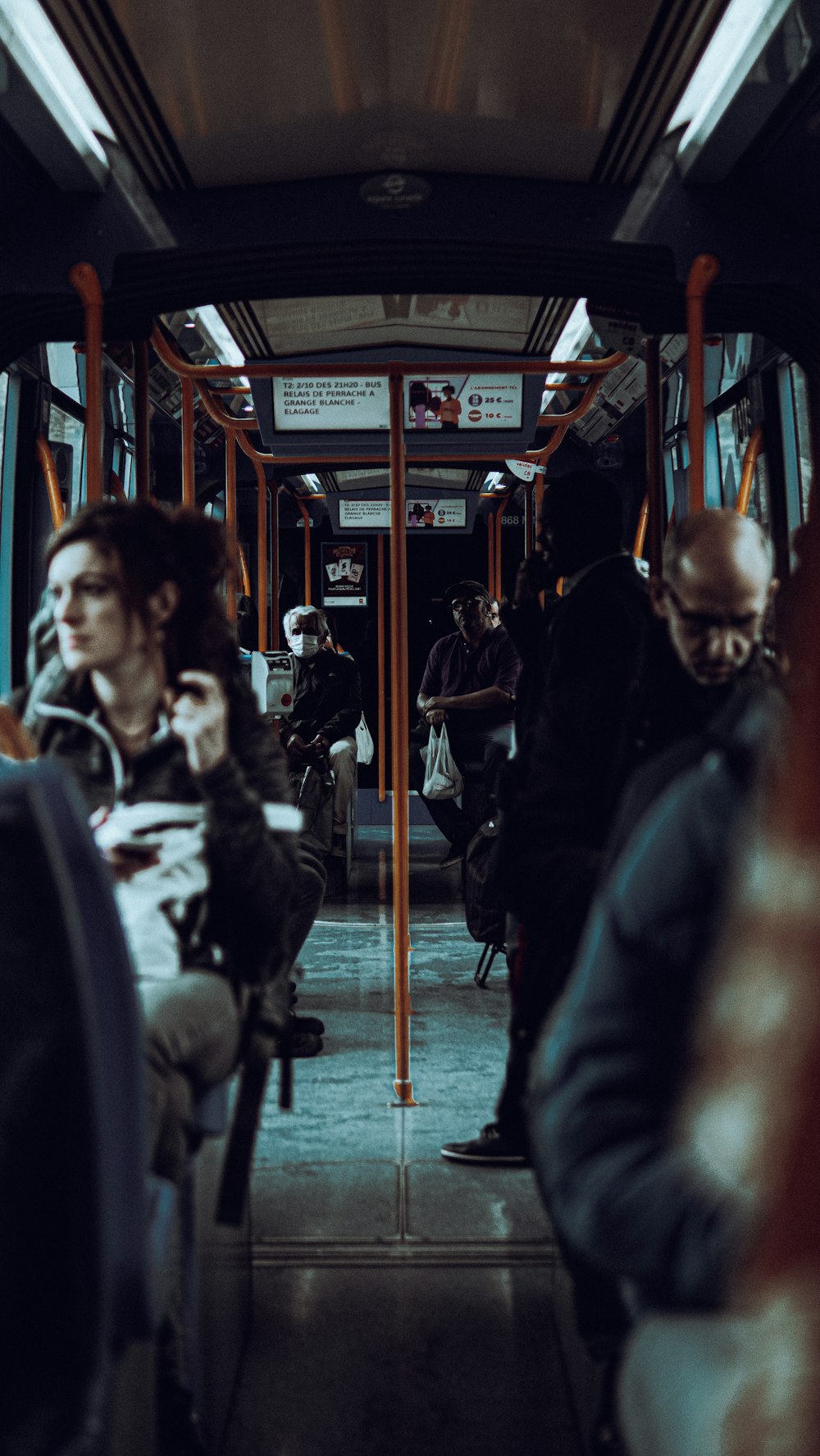 Personnes dans un bus