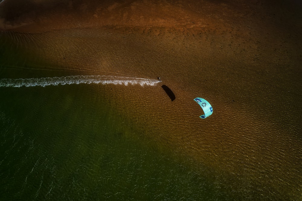 Una persona haciendo parasailing en una playa