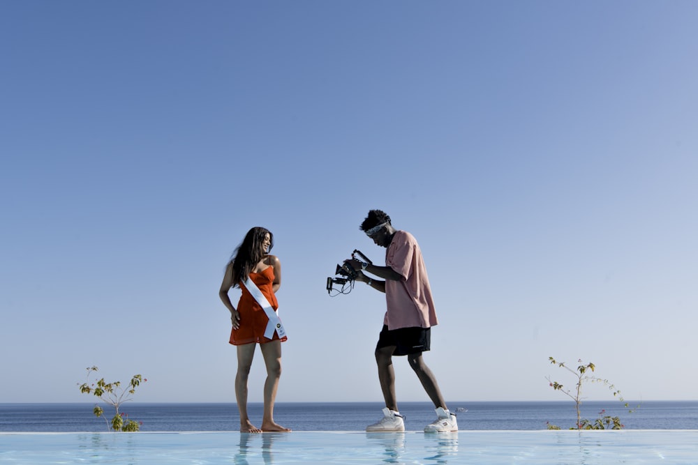 Un homme et une femme tenant des caméras