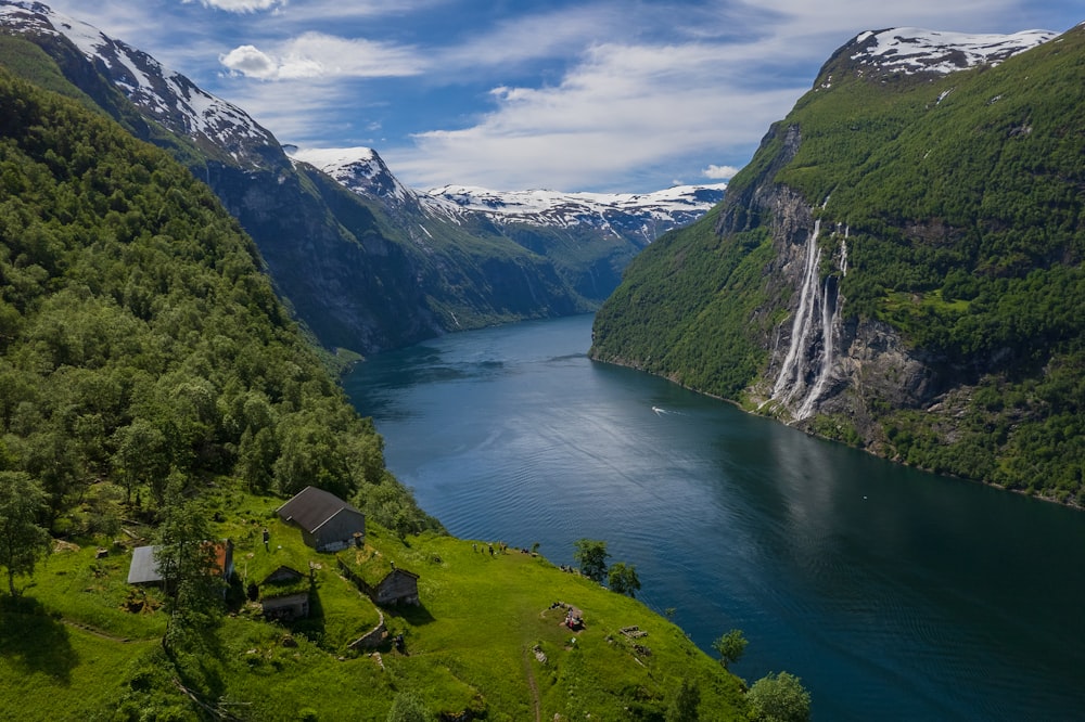 um rio que atravessa um vale entre montanhas