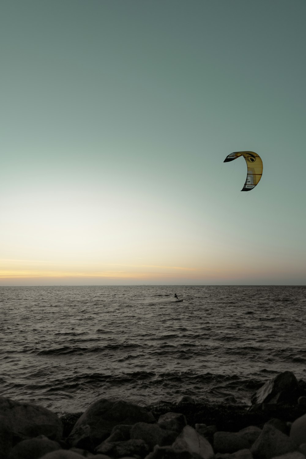 une personne parachute ascensionnel sur l’océan