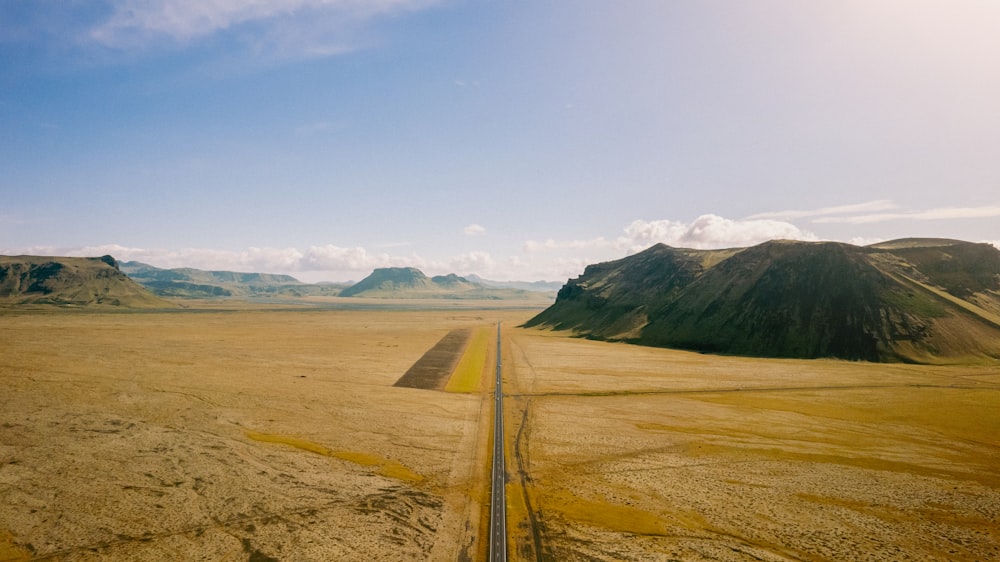 uma estrada no deserto