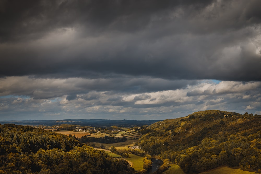 Eine Landschaft mit Hügeln und Bäumen