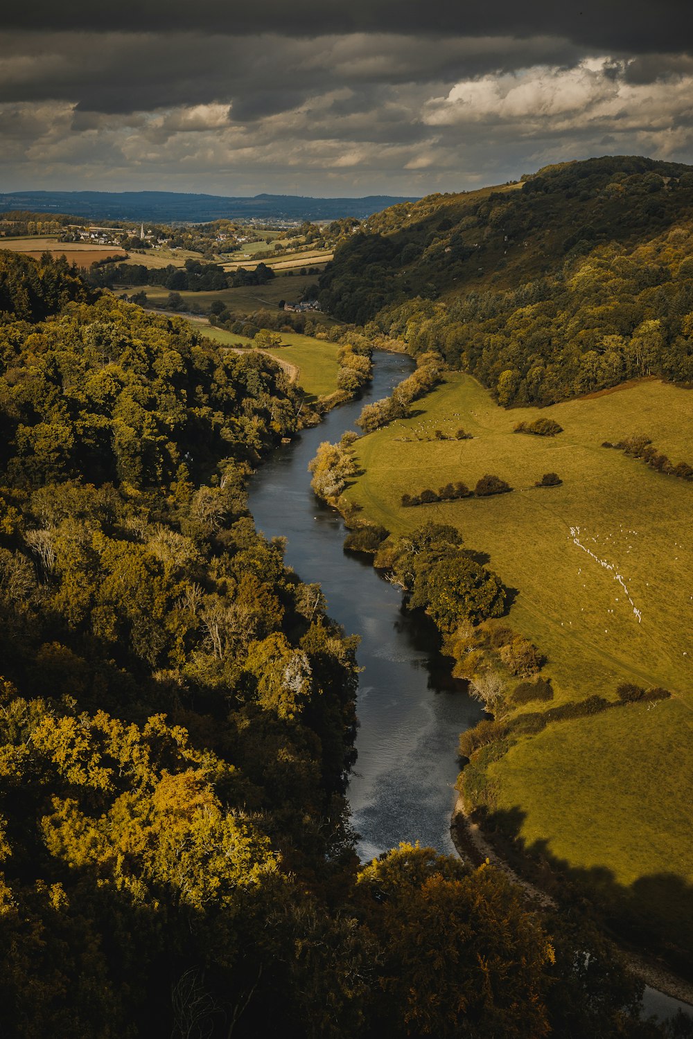 Ein Fluss, der durch ein Tal fließt