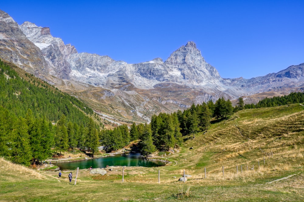 Ein See umgeben von Bergen