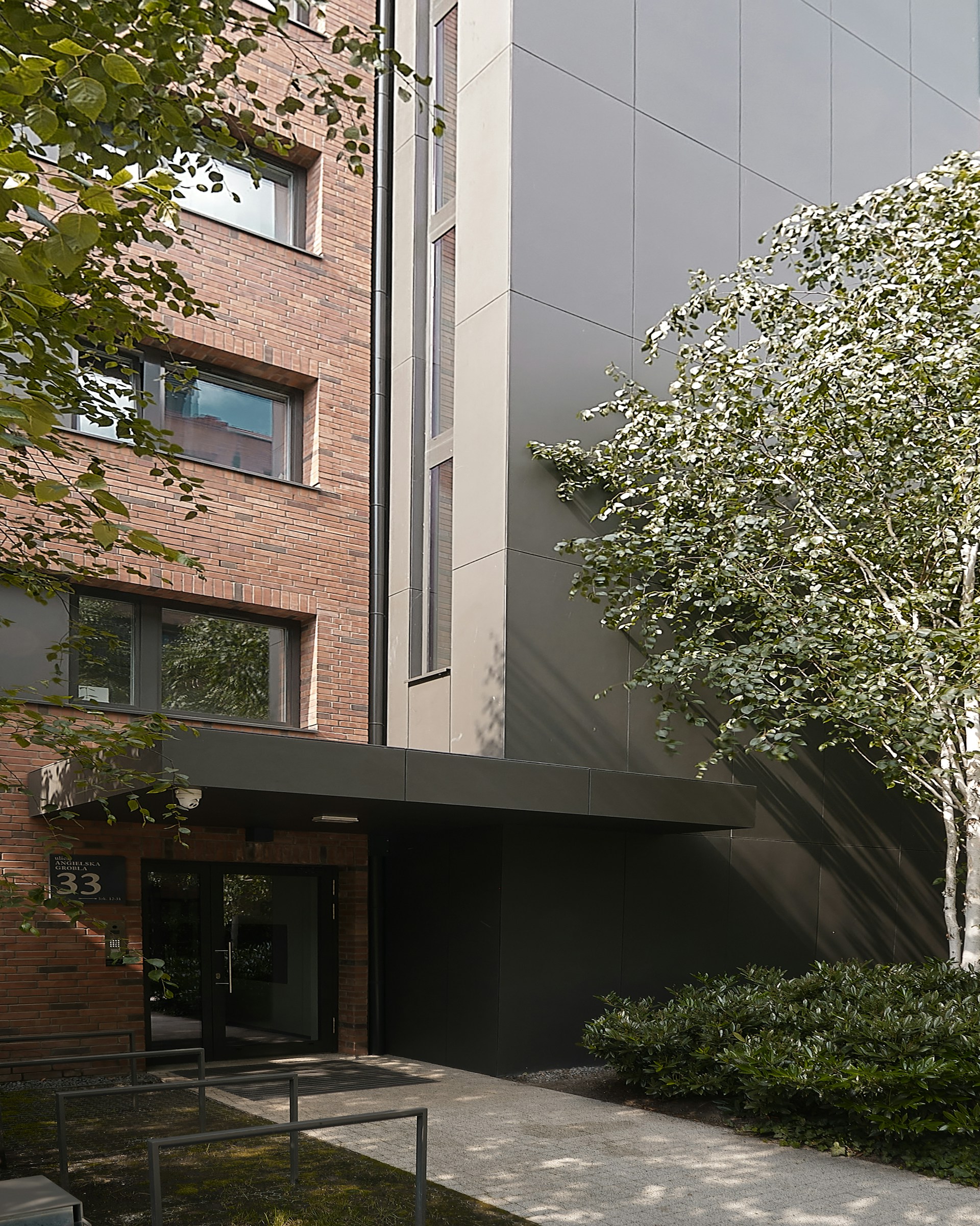 gray computer monitor