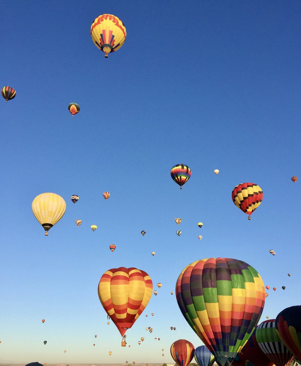 Eine Gruppe von Heißluftballons am Himmel